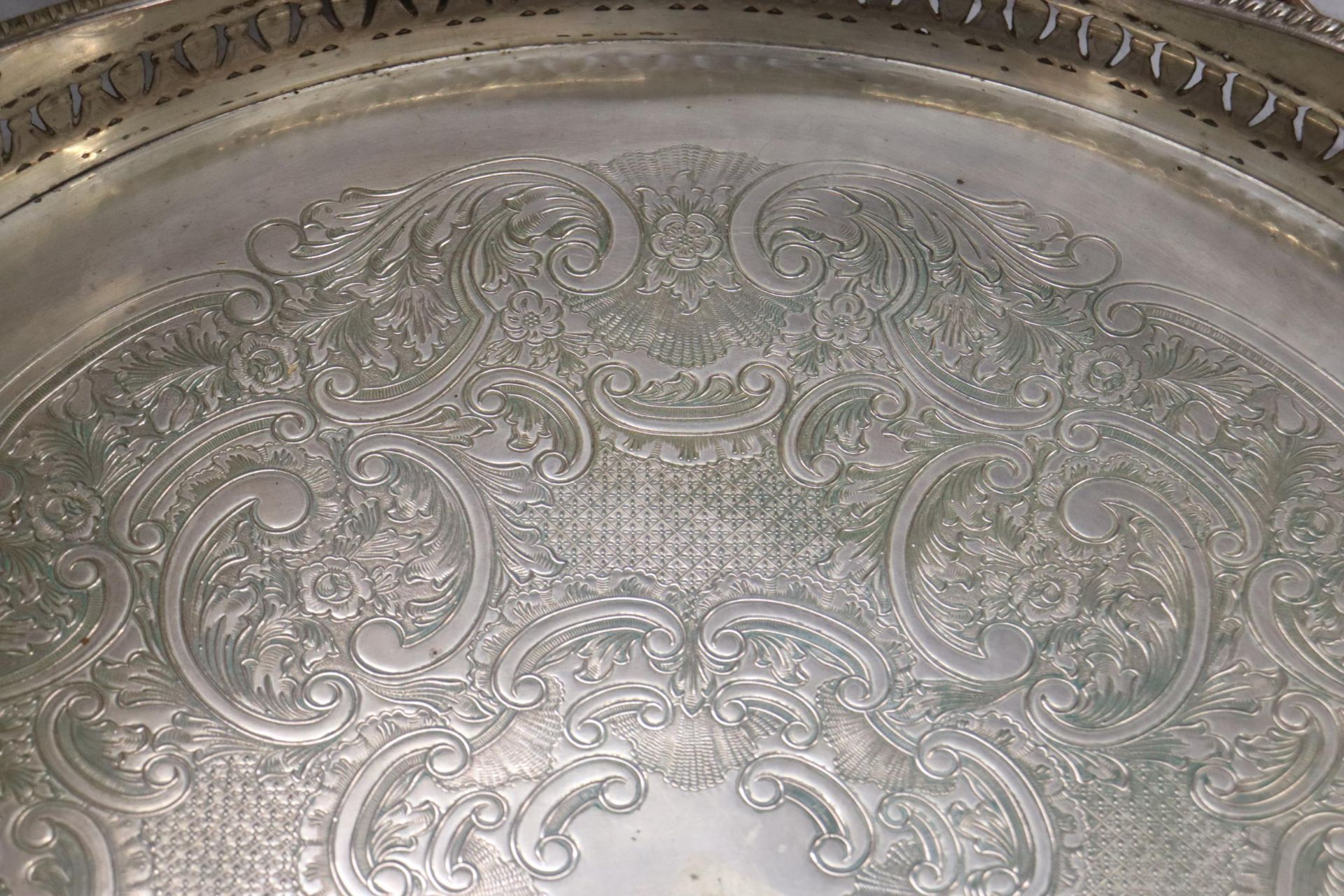 A QUANTITY OF ITEMS TO INCLUDE VINTAGE BOXED FLATWARE, A LARGE ROUND GALLERIED SILVER PLATED TRAY, - Image 13 of 13
