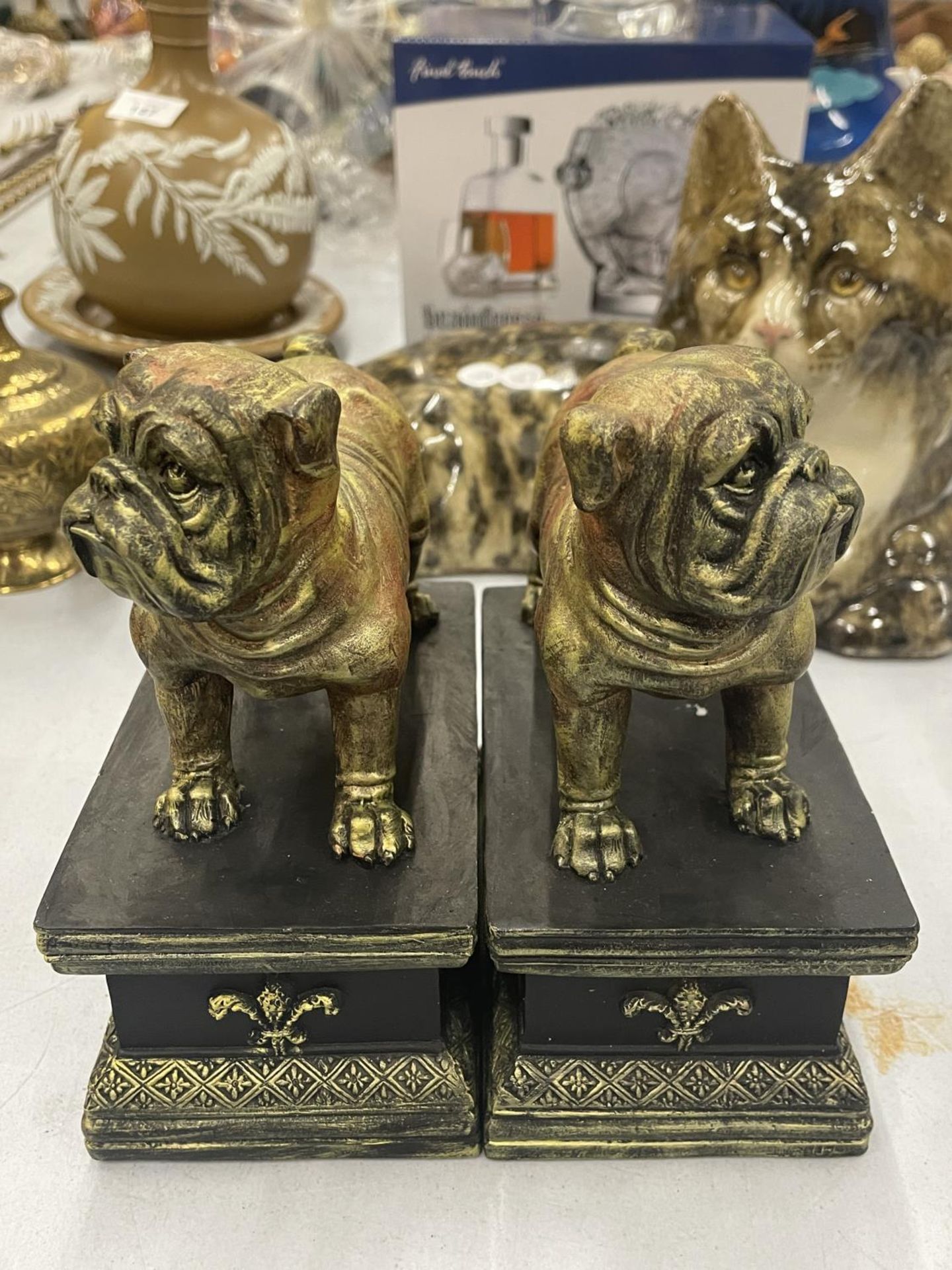 A PAIR OF BULLDOG FIGURES ON PLINTHS, HEIGHT 17CM, WIDTH 15CM - Bild 2 aus 3