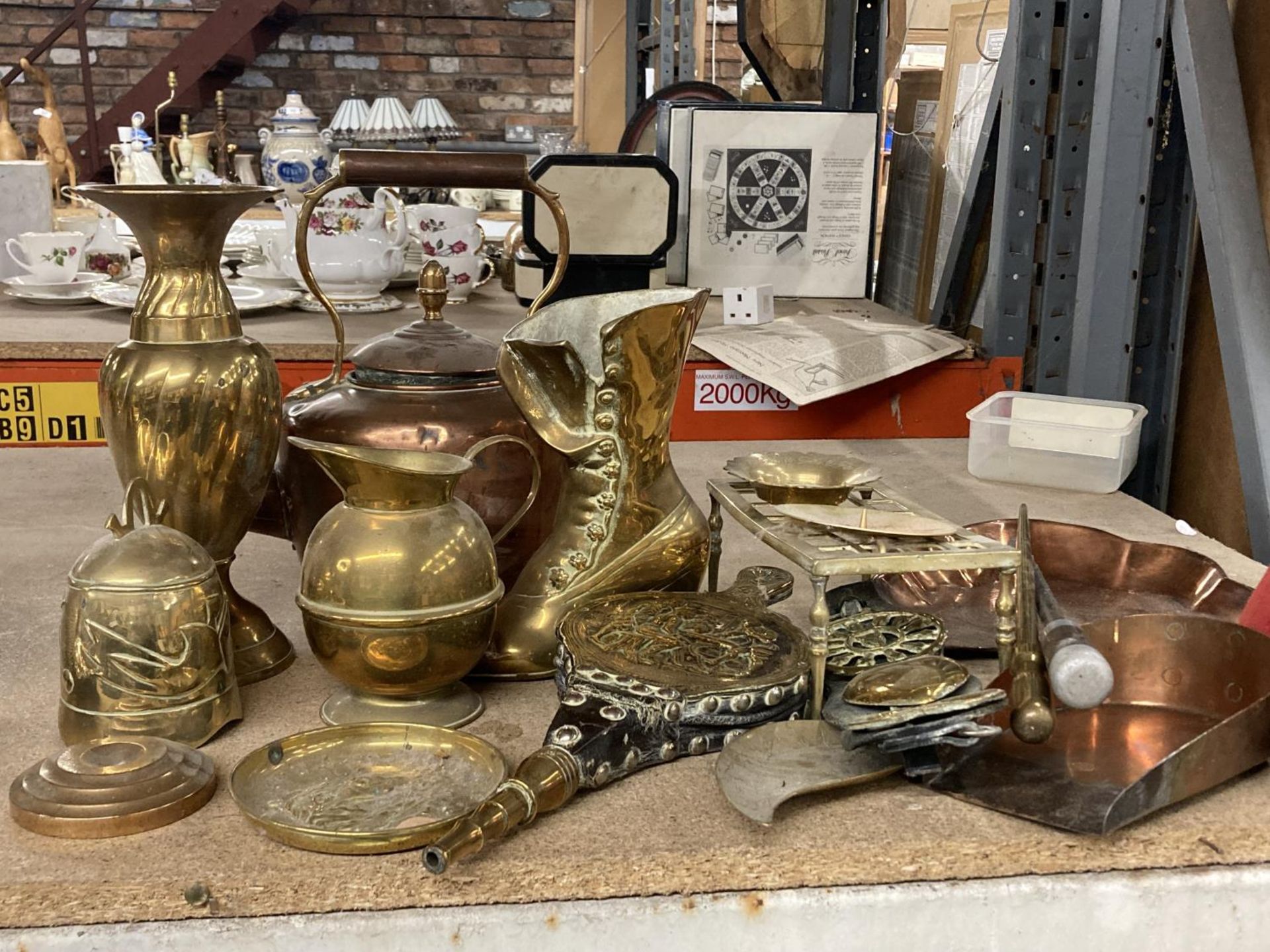 VARIOUS ITEMS OF BRASSWARE AND COPPER TO INCLUDE AN ACORN TOP KETTLE, TRIVET, HORSE BRASSES, LARGE