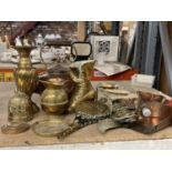 VARIOUS ITEMS OF BRASSWARE AND COPPER TO INCLUDE AN ACORN TOP KETTLE, TRIVET, HORSE BRASSES, LARGE