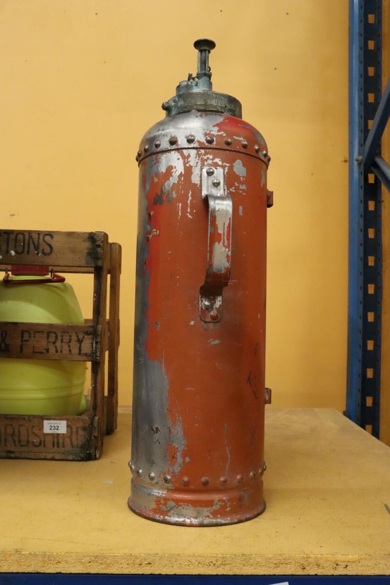 A VINTAGE FIRE EXTINGUISHER WITH BRASS PLUNGER - Image 3 of 5