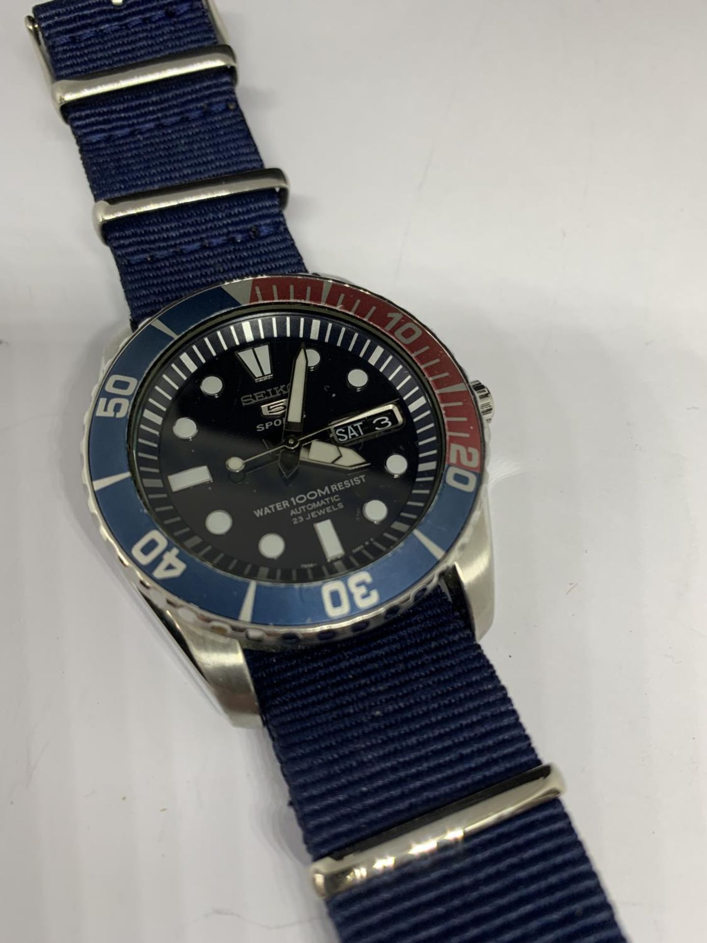 A SEIKO 5 AUTOMATIC DIVER WRIST WATCH - Image 3 of 4