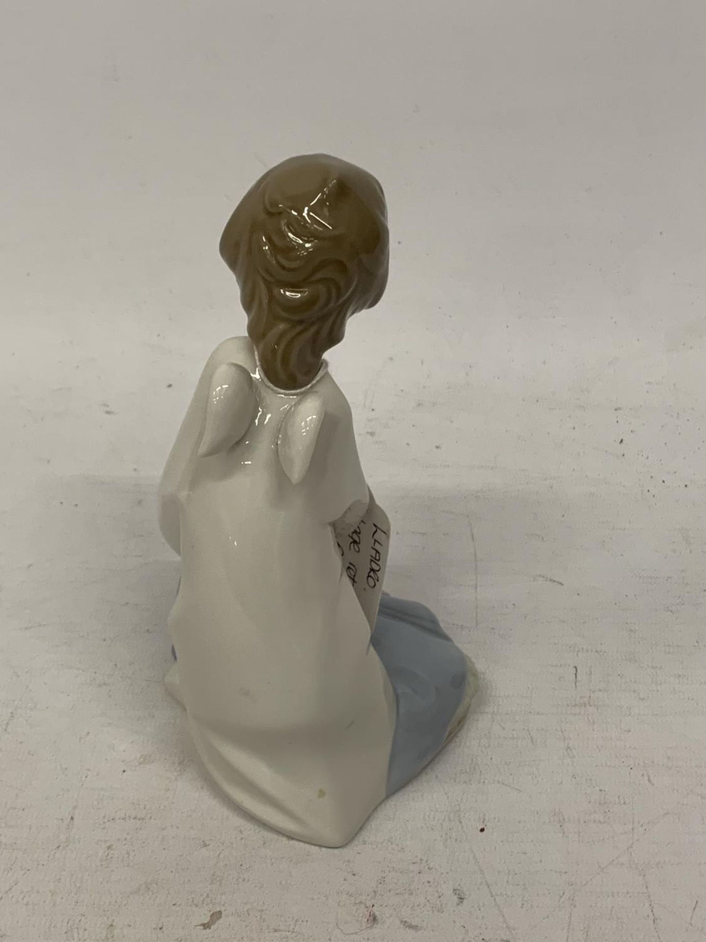 A LLADRO FIGURE OF AN ANGEL WITH BABY - Image 3 of 4