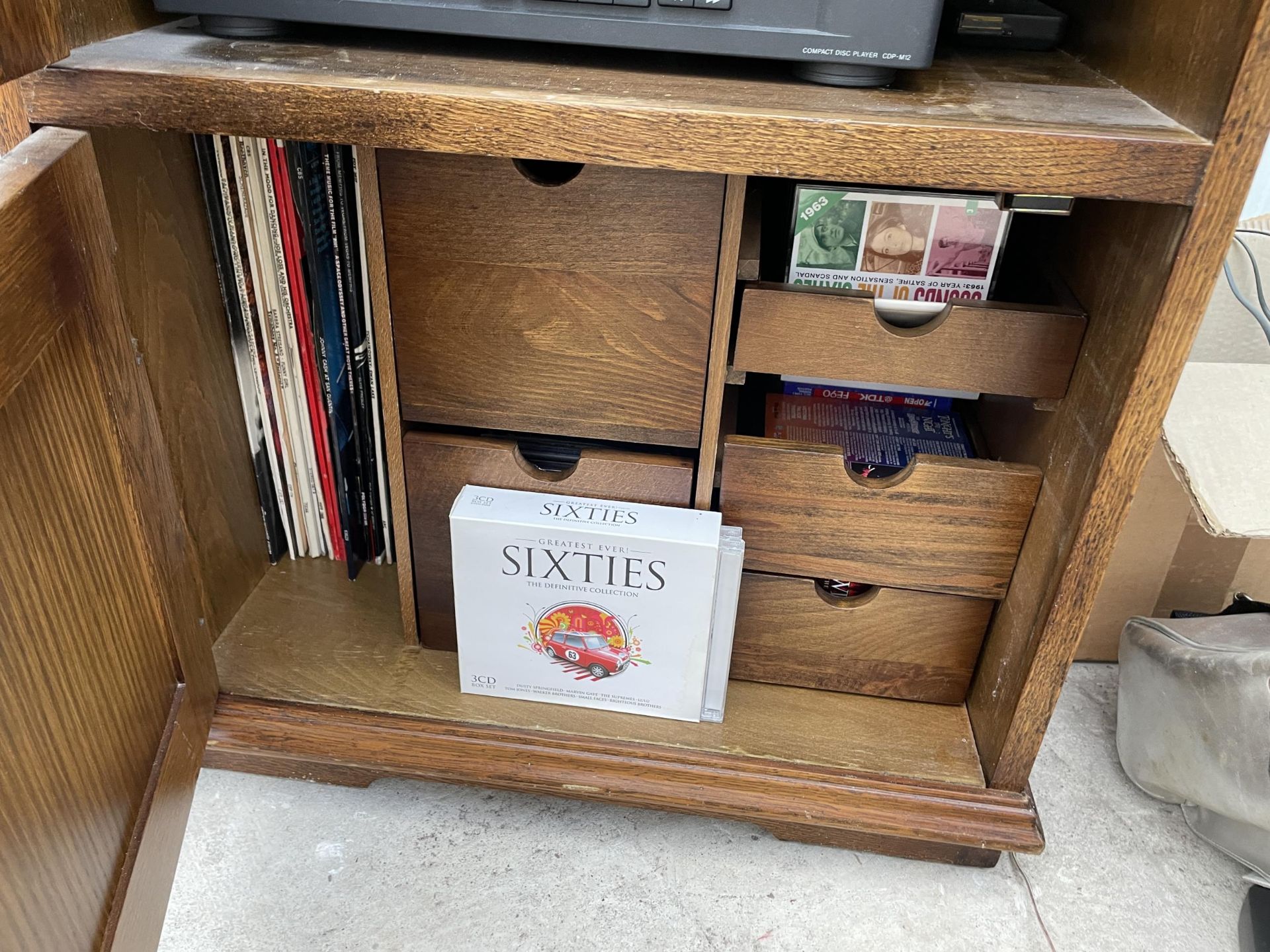 AN OAK RECORD CABINET CONTAINING A SONY COMPACT HI-FI STEREO SYSTEM - Image 4 of 5