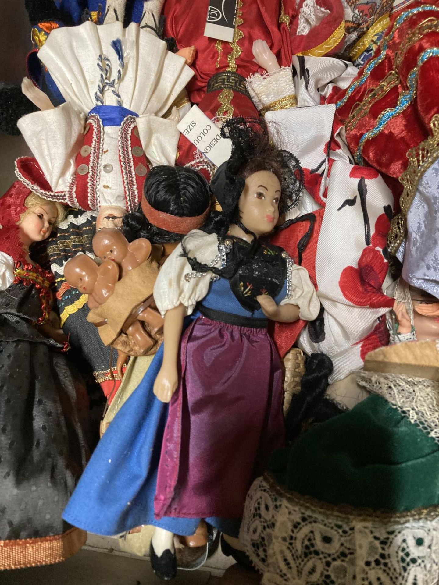 A LARGE COLLECTION OF DOLLS FROM AROUND THE WORLD - Image 2 of 5