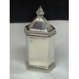 A HALLMARKED CHESTER SILVER HEXAGONAL PEPPER POT