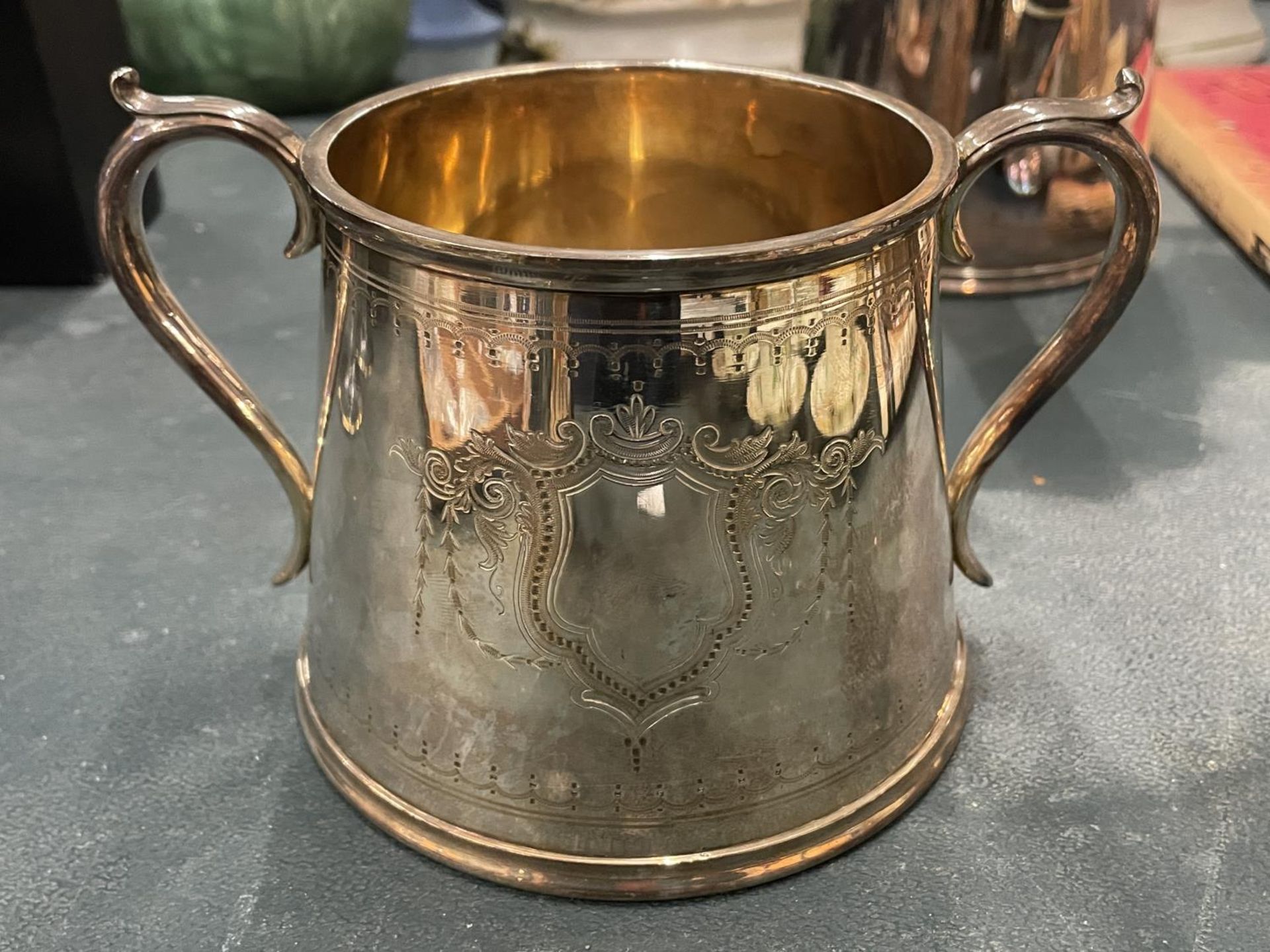 FOUR PIECES OF ELKINGTON SILVER PLATE, PATTERN NO. 16635, TO INCLUDE A COFFEE POT, TEAPOT, CREAM JUG - Image 5 of 6