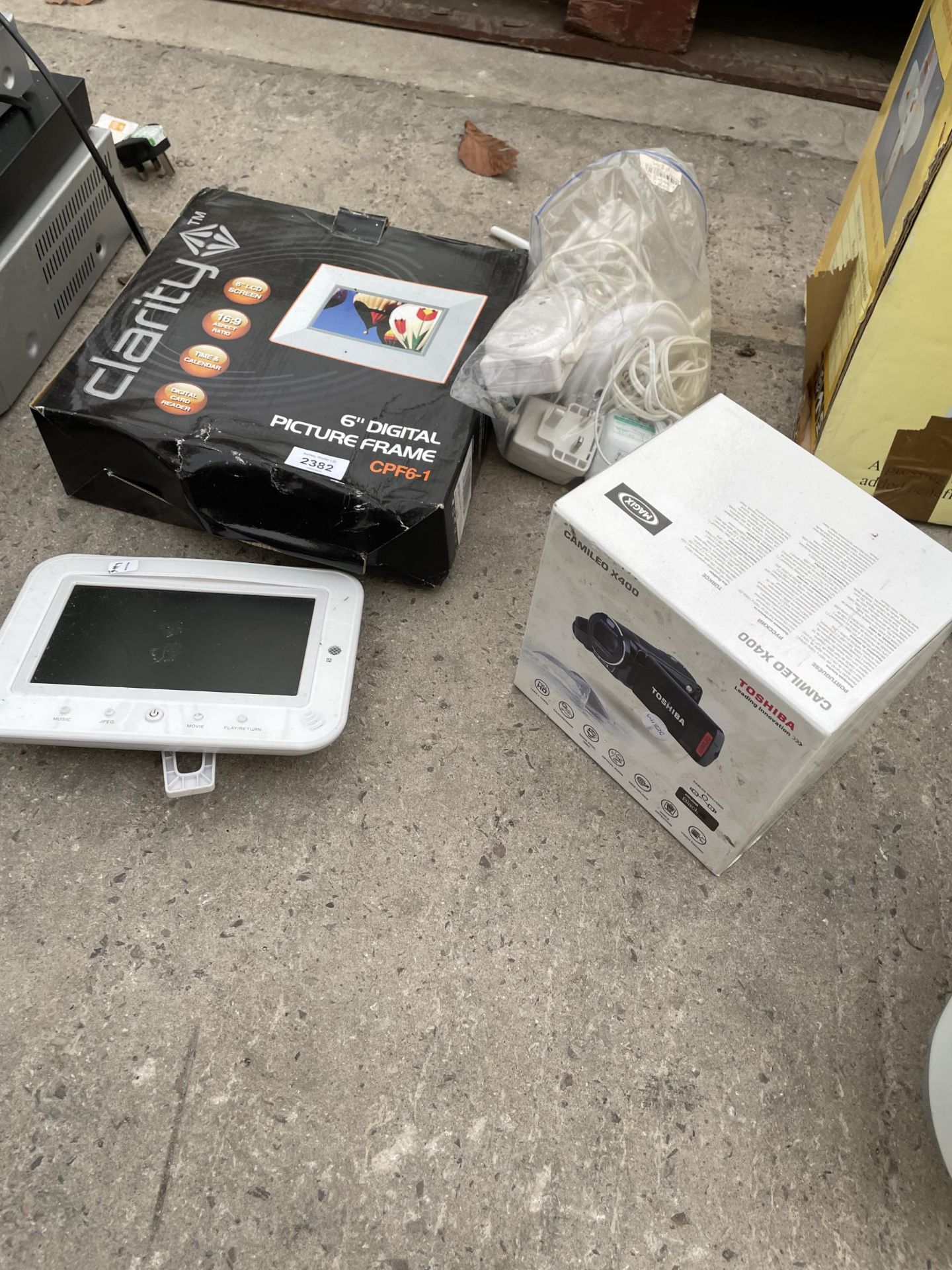 AN ASSORTMENT OF ITEMS TO INCLUDE A BABY MONITOR AND A TOSHIBA CAMERA ETC