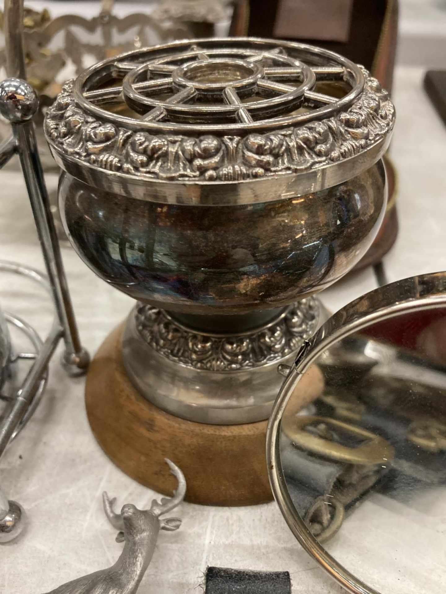 A MIXED LOT TO INCLUDE A CANDLEABRA, PAPERWEIGHT, HORSE BRASS, SILVER PLATED ITEMS, BRASS, A CAMERA, - Image 4 of 6