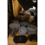 A MIXED LOT OF VINTAGE KITCHENALIA TO INCLUDE CERAMIC AND GLASS MOULDS, PIE DISH COLLARS, CAST