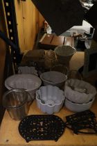 A MIXED LOT OF VINTAGE KITCHENALIA TO INCLUDE CERAMIC AND GLASS MOULDS, PIE DISH COLLARS, CAST