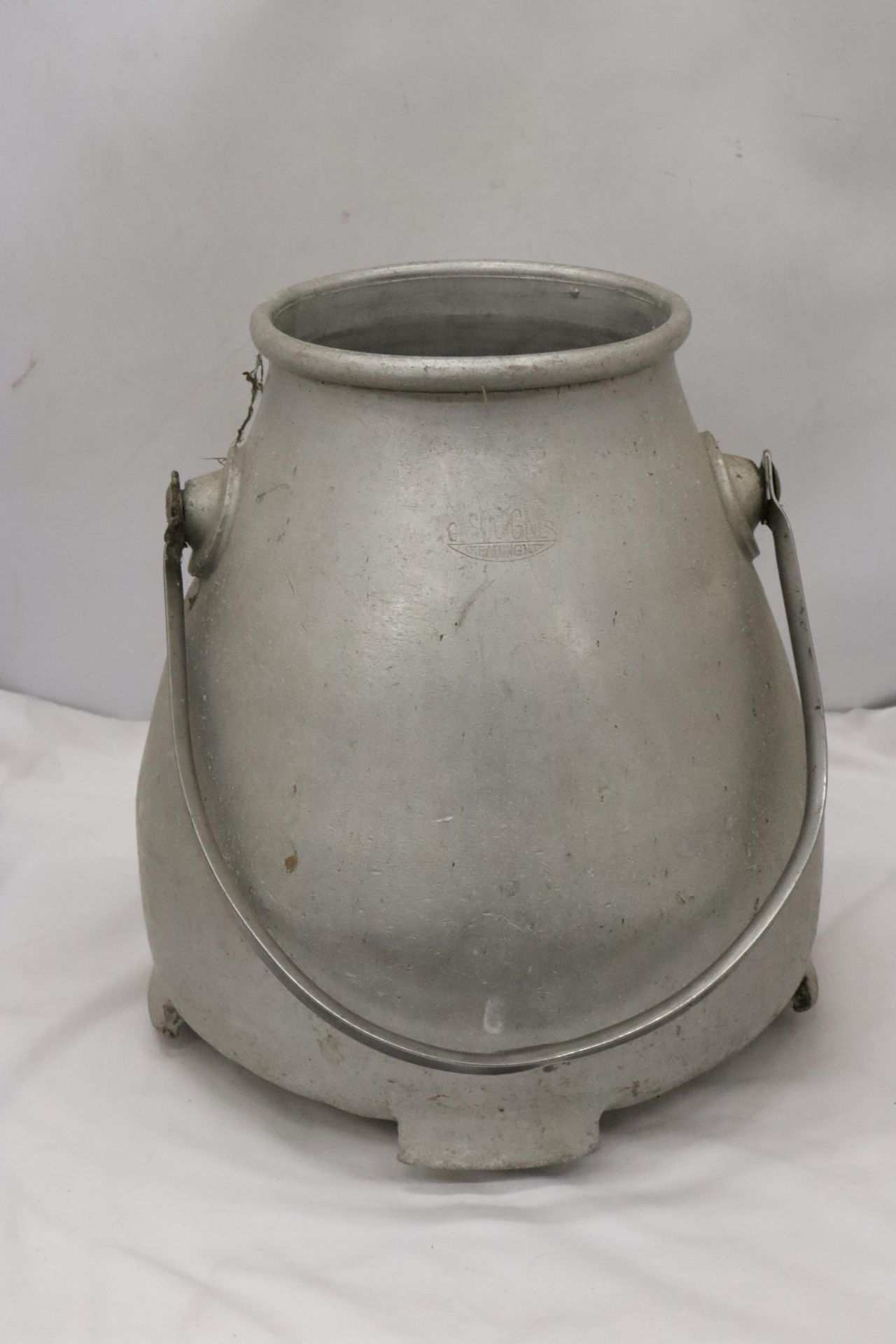 A GALVANISED MILK CHURN, HEIGHT 37CM