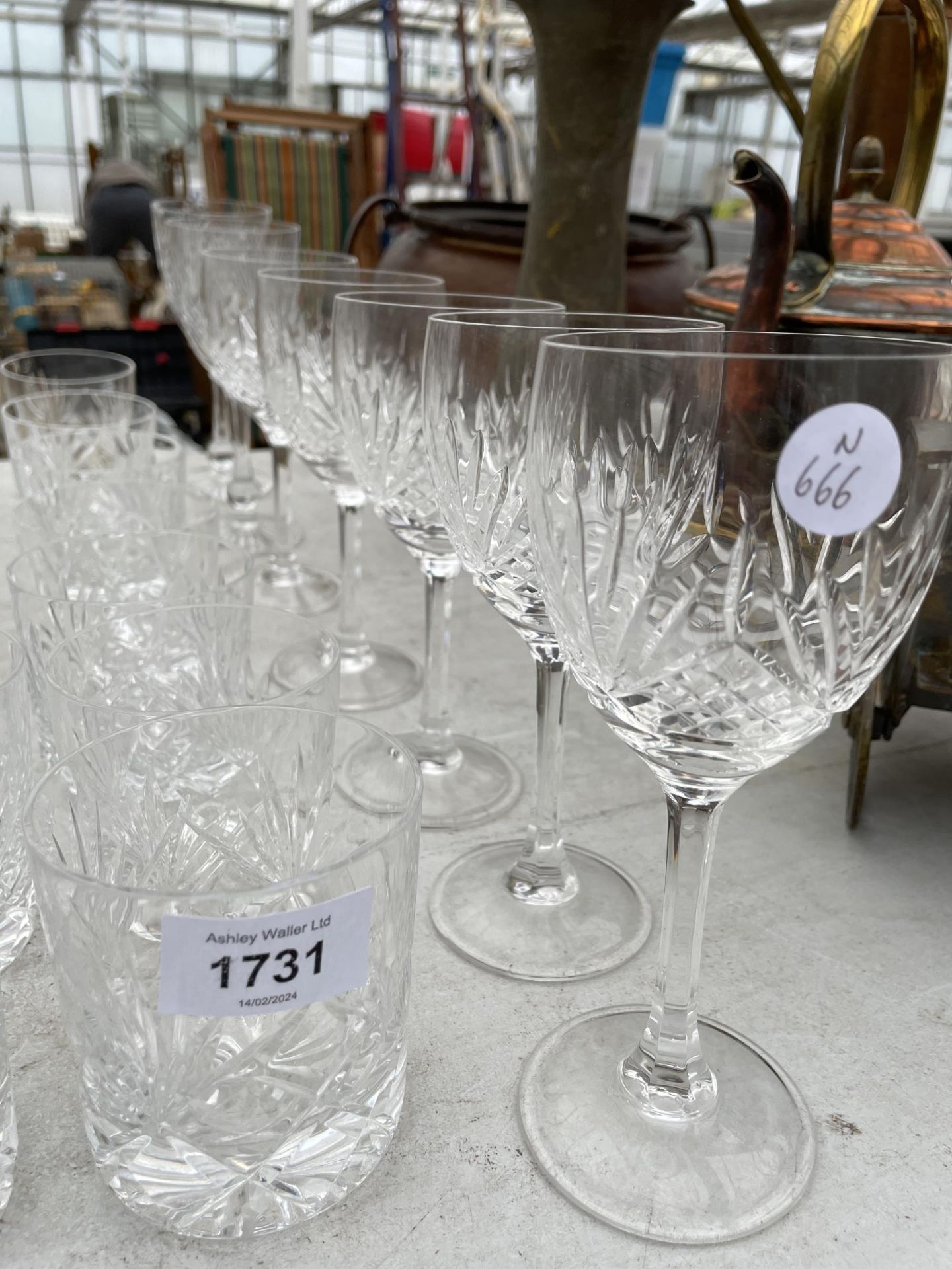 A LARGE QUANTITY OF CUT GLASS WARE TO INCLUDE WINE GLASSES, WHISKEY GLASSES AND BRANDY BALOONS ETC - Image 4 of 5