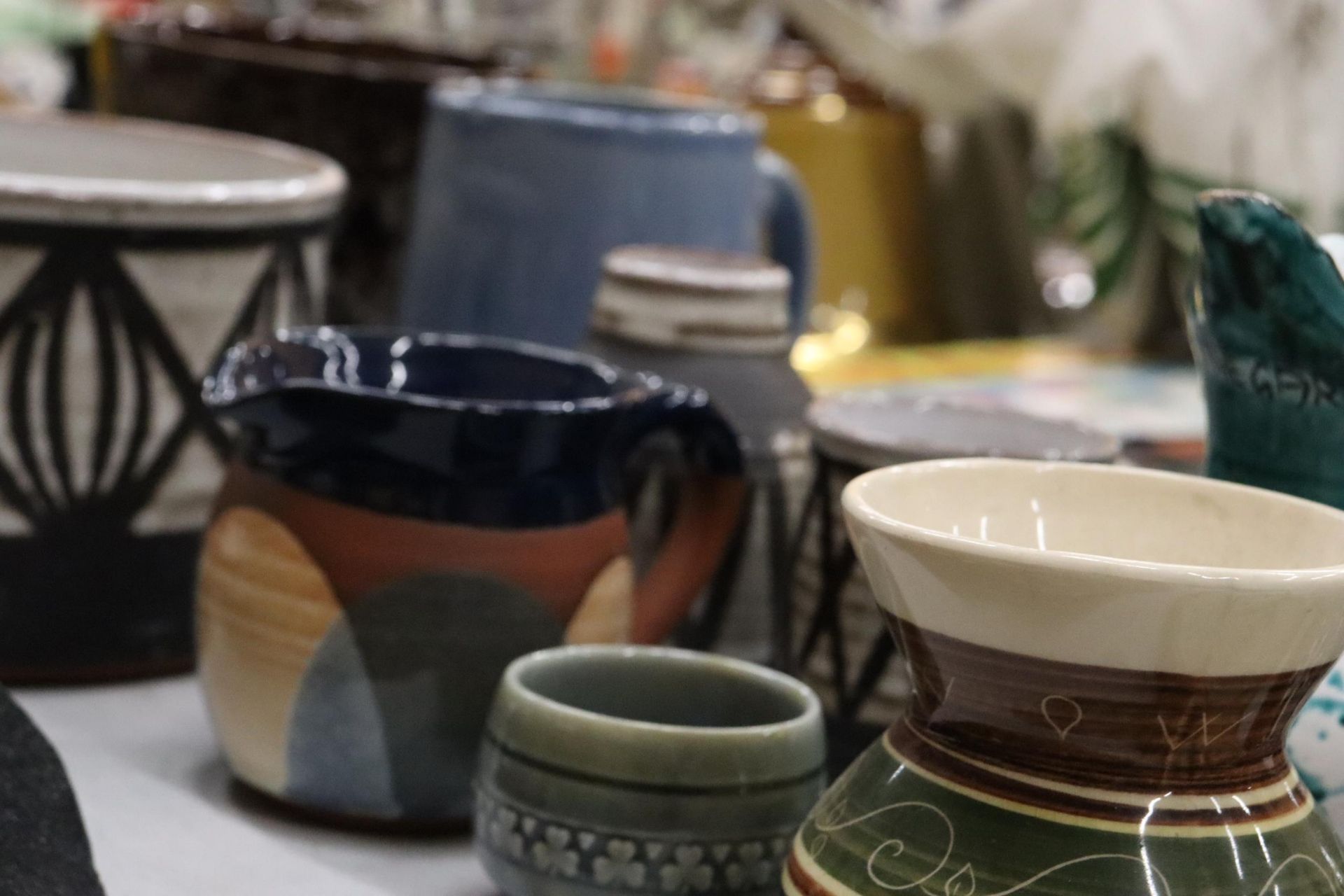 A COLLECTION OF DESIGNER STUDIO POTTERY, SOME SIGNED TO THE BASE - Image 7 of 11