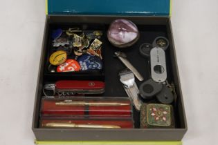 A MIXED LOT TO INCLUDE PENKNIVES, BADGES, A FIELDMASTER COMPASS, MAGNIFYING GLASS, THERMOMETER, ETC