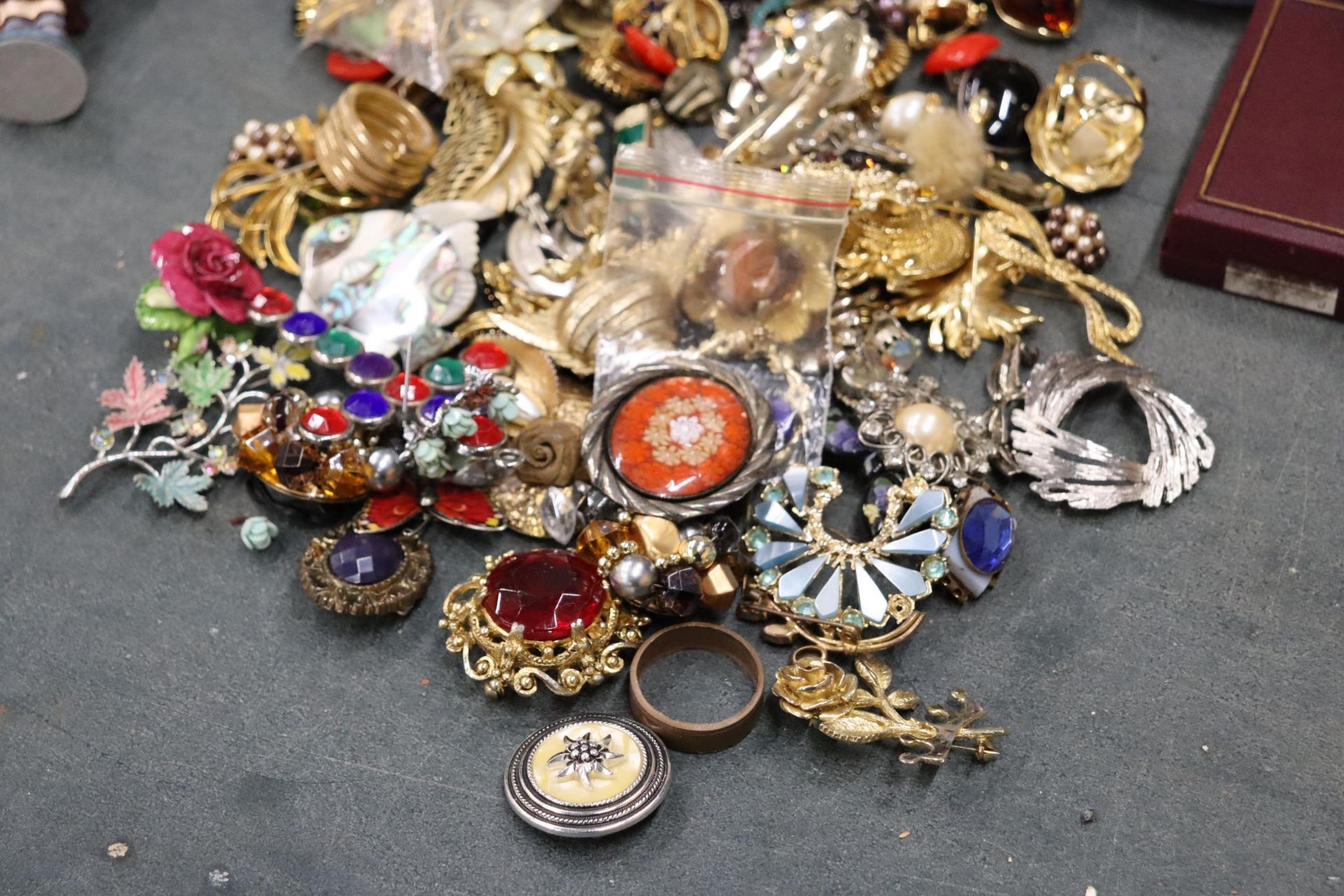 A QUANTITY OF COSTUME JEWELLERY TO INCLUDE BROOCHES, NECKLACES, EARRINGS, ETC - Image 2 of 8