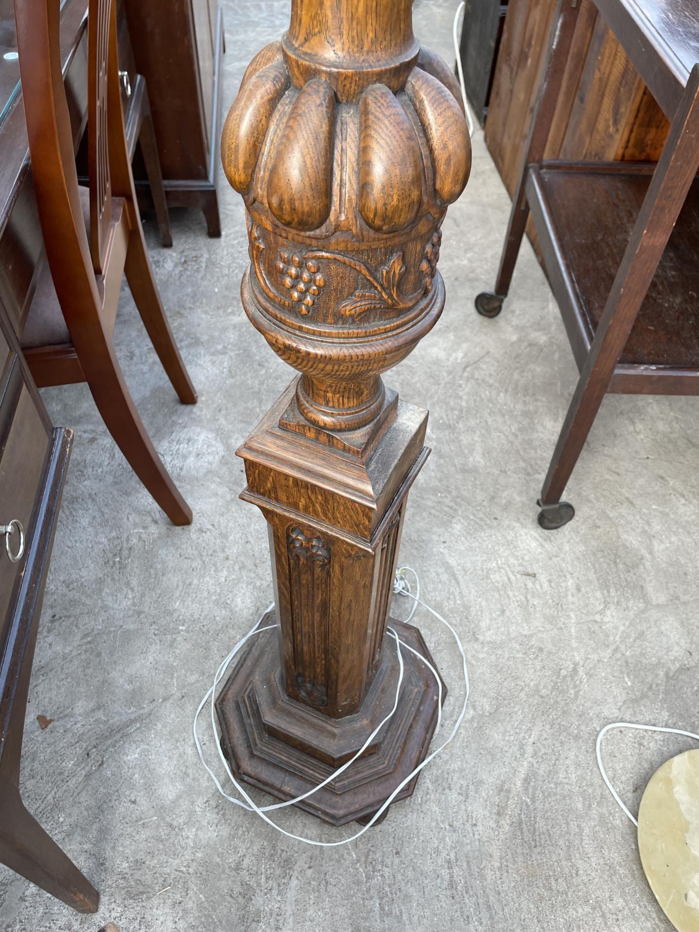 AN EARLY 20TH CENTURY OAK STANDARD LAMP WITH BULBOUS COLUMNS AND CARVED GRAPEVINE DECORATION - Image 2 of 5