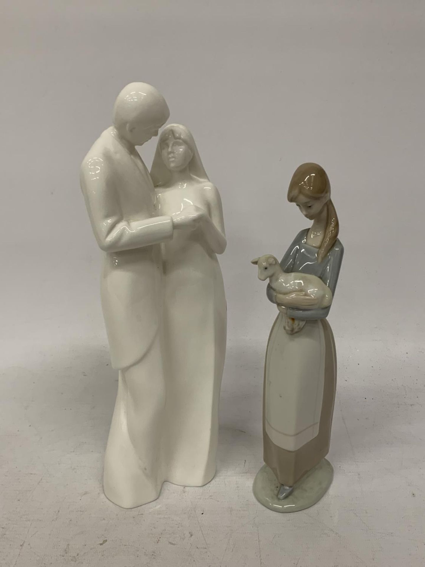 TWO COLLECTABLE FIGURES TO INCLUDE A ROYAL DOULTON FOREVER YOURS AND A LLADRO GIRL WITH LAMB