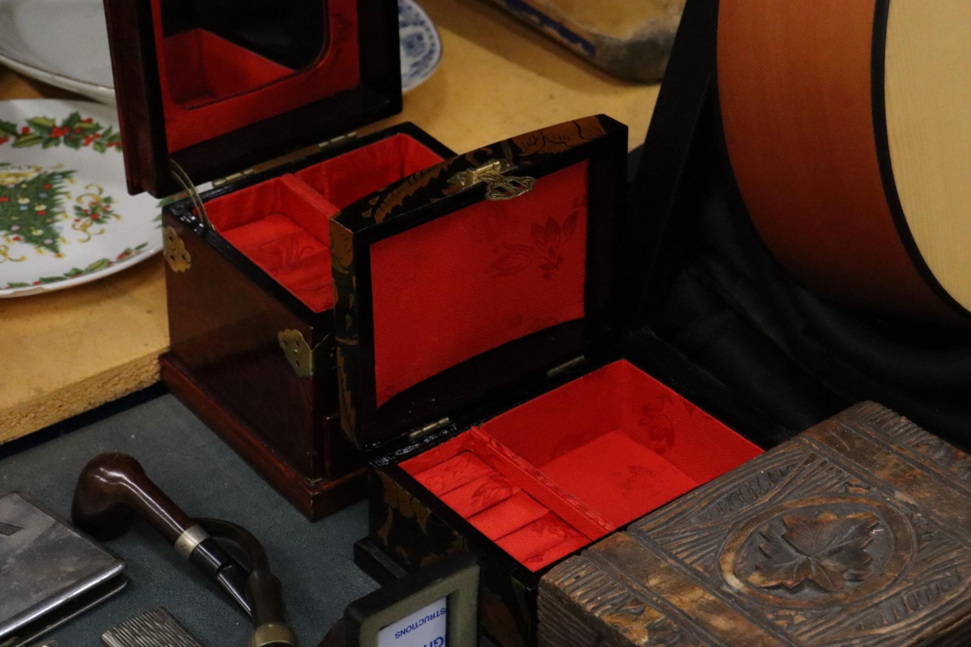 FOUR VINTAGE WOODEN BOXES TO INCLUDE A MONEY BOX, MUSICAL, ETC PLUS TWO LACQUERED JEWELLERY BOXES - Image 3 of 8