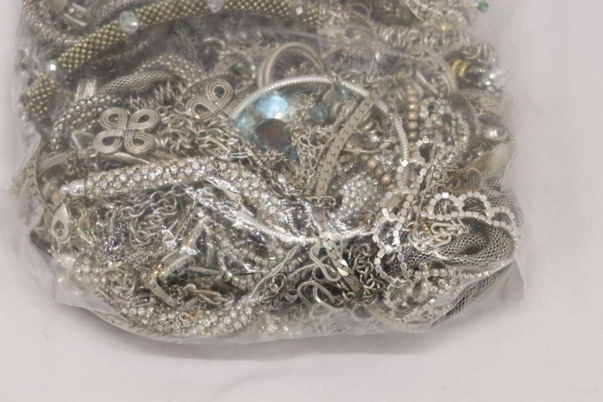 A QUANTITY OF WHITE METAL JEWELLERY - Image 5 of 7