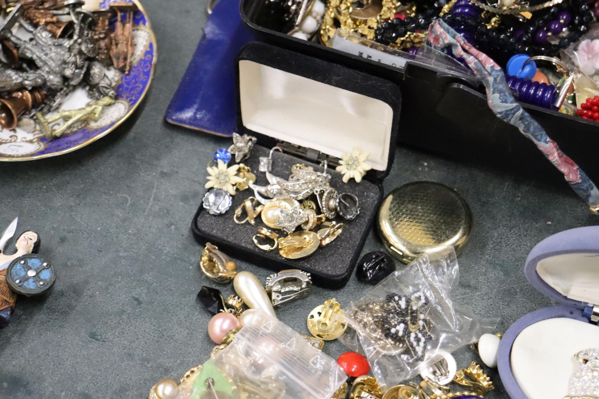 A QUANTITY OF COSTUME JEWELLERY TO INCLUDE BROOCHES, NECKLACES, EARRINGS, ETC - Image 5 of 8