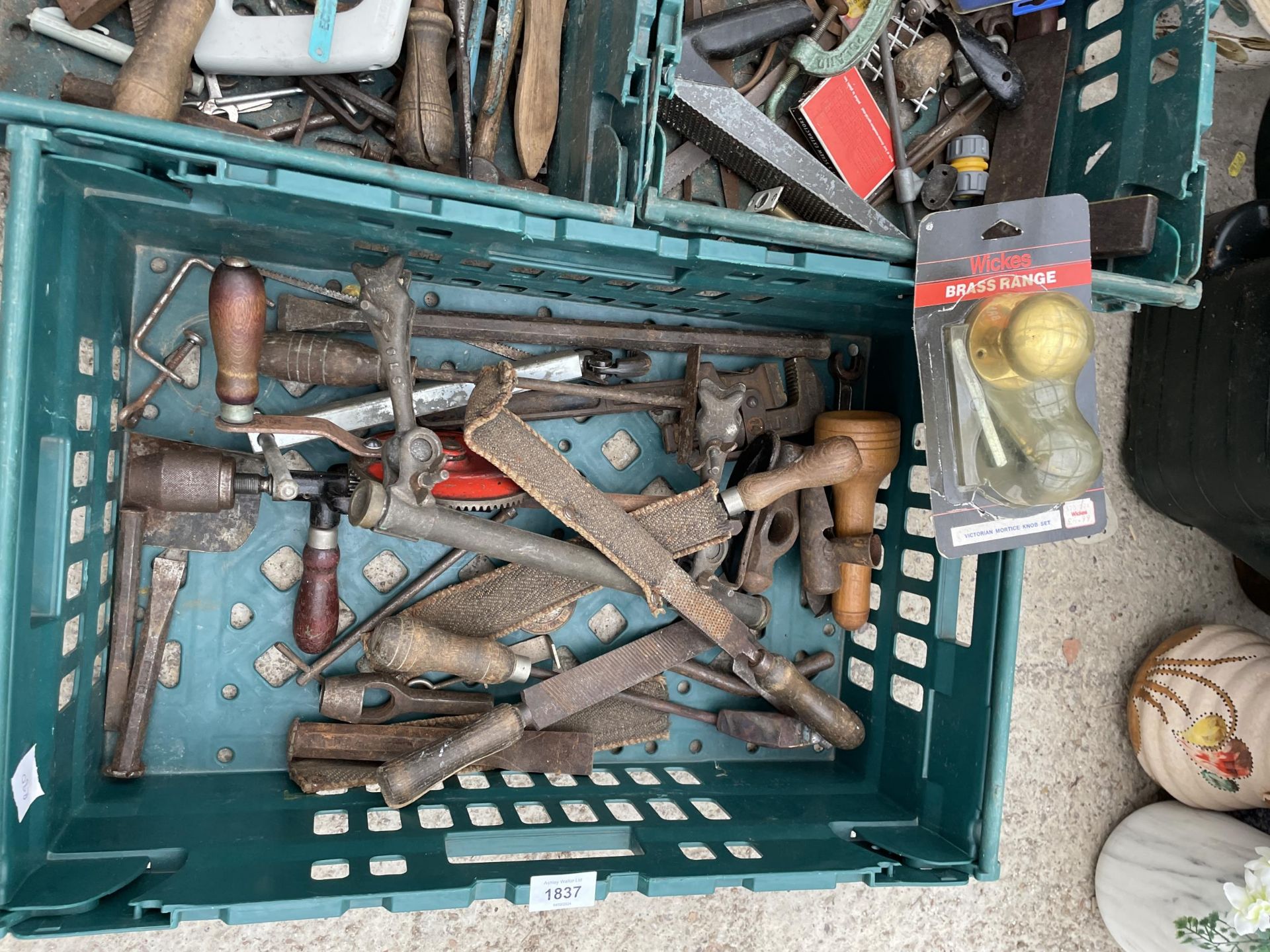 A LARGE ASSORTMENT OF VINTAGE HAND TOOLS TO INCLUDE STILSENS, PLIERS AND BRACE DRILLS ETC - Bild 3 aus 4