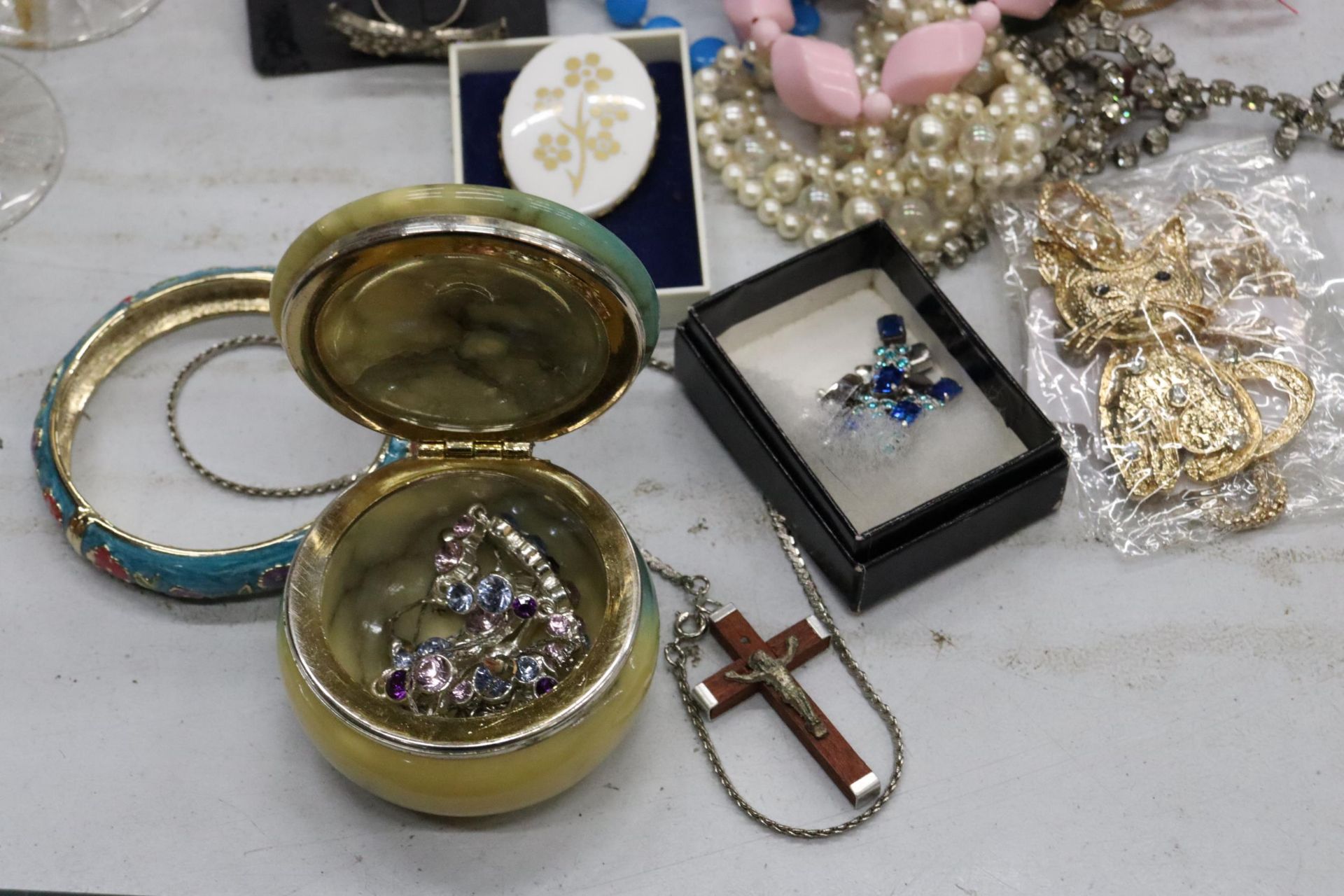 A QUANTITY OF COSTUME JEWELLERY TO INCLUDE NECKLACES, BRACELETS, BROOCHES, ETC - Image 2 of 7