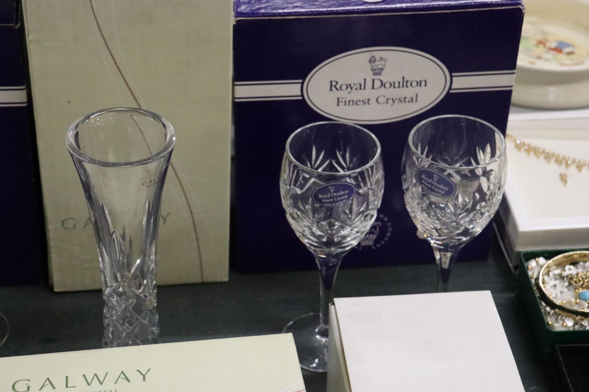 A COLLECTION OF BOXED GLASSWARE TO INCLUDE ROYAL DOULTON CRYSTAL GLASSES, ROYAL DOULTON WHISKY - Image 5 of 8