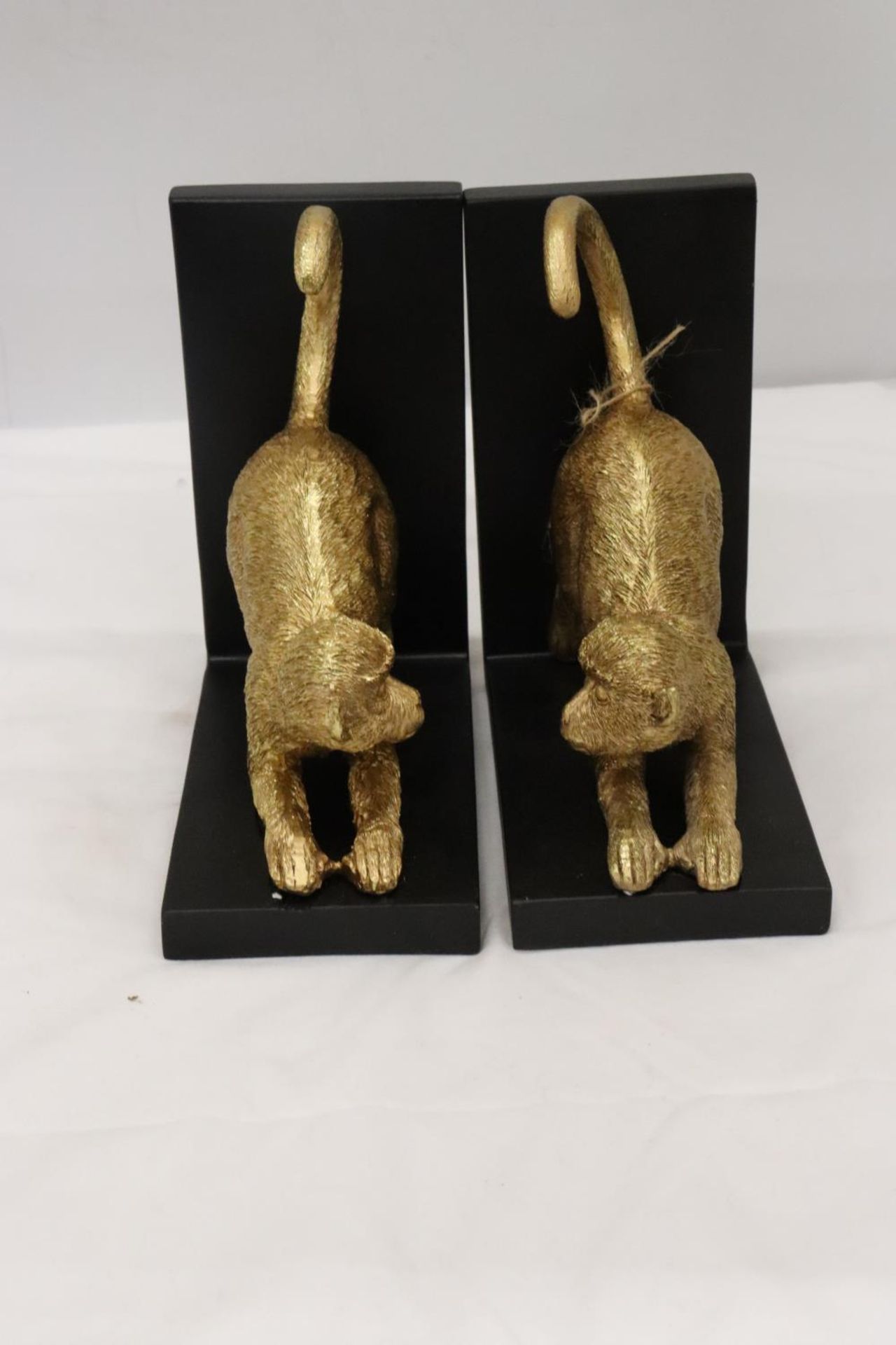 A PAIR OF GOLD COLOURED RESIN MONKEY, BOOK-ENDS, HEIGHT 19CM - Image 3 of 6