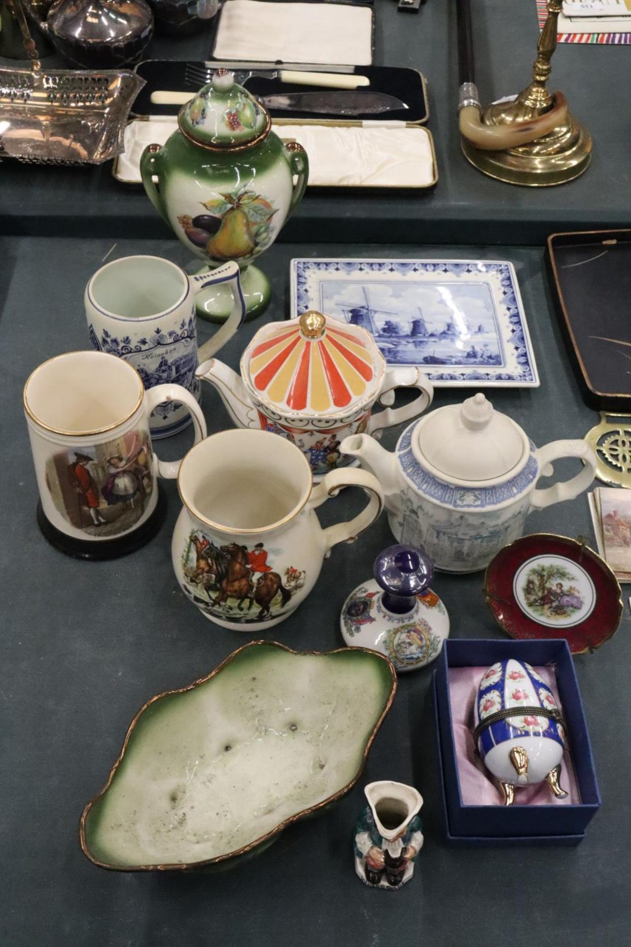 A MIXED LOT TO INCLUDE SADLER TEAPOTS, LIMOGES HANDPAINTED HINGED EGG TRINKET, DELFT BLUE TANKARD,