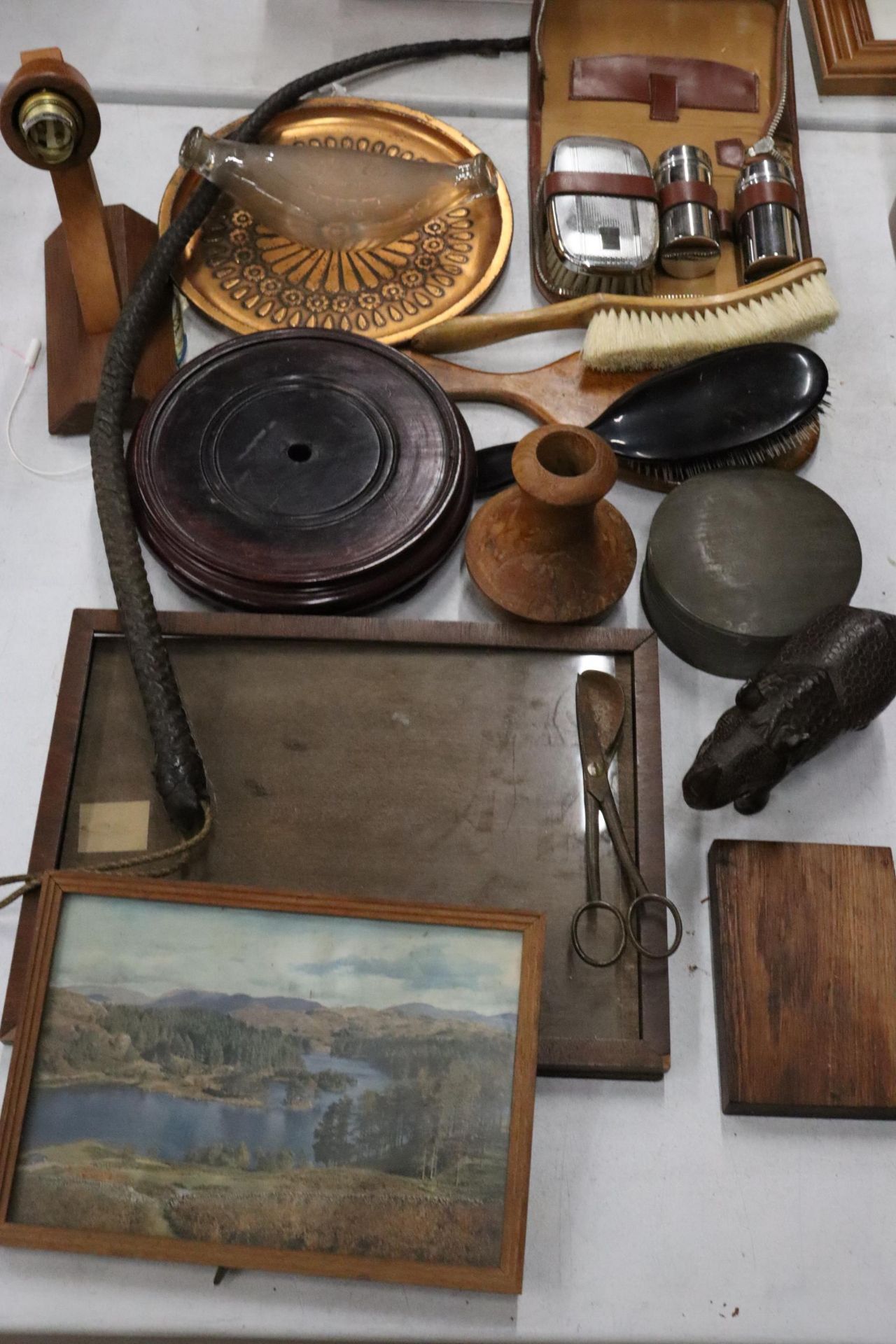 A MIXED VINTAGE LOT TO INCLUDE A BRASS PLAQUE, BOOT'S DOUBLE ENDED FEEDING BOTTLE, WOODEN