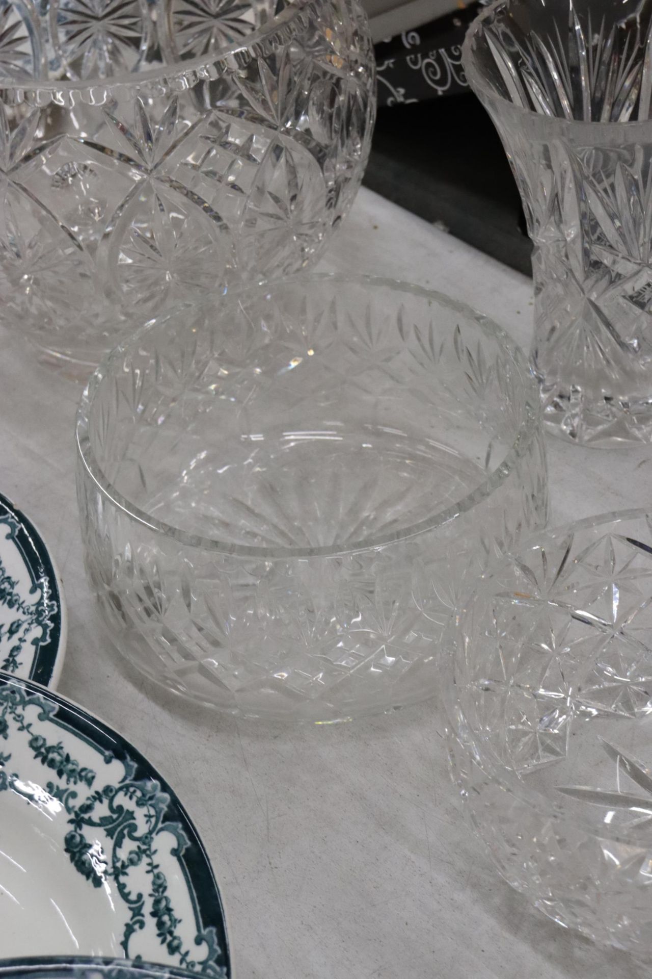 FIVE PIECES OF HEAVY GLASSWARE TO INCLUDE A LARGE CUT GLASS BOWL, TWO OTHER BOWLS, A VASE AND A JUG - Image 3 of 8