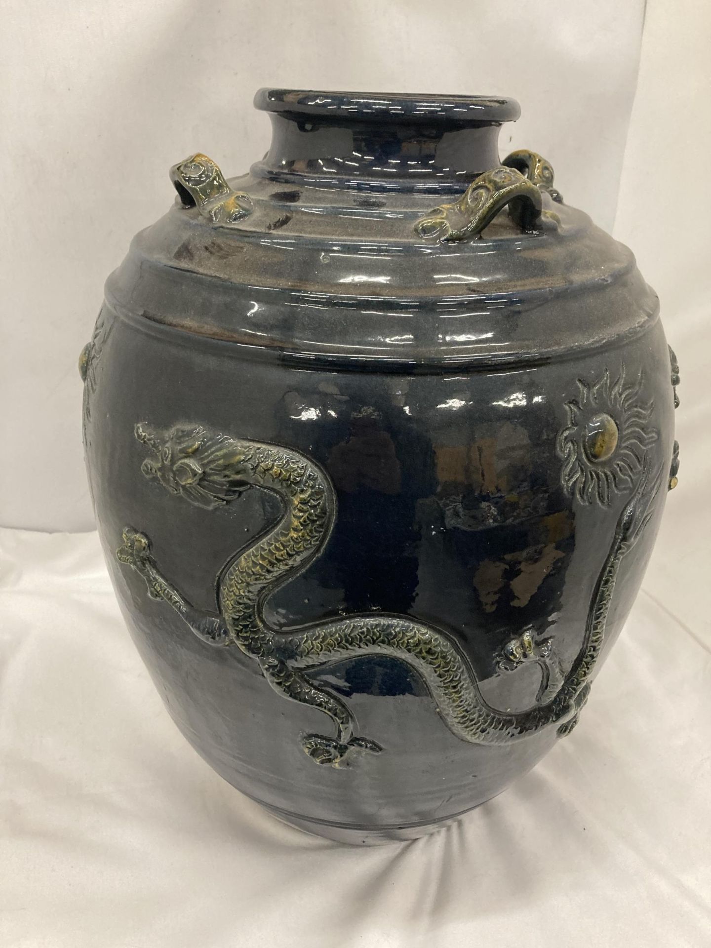 A LARGE YUAN ORIENTAL PORCELAIN DRAGON VASE HEIGHT 47 CM - Image 2 of 5