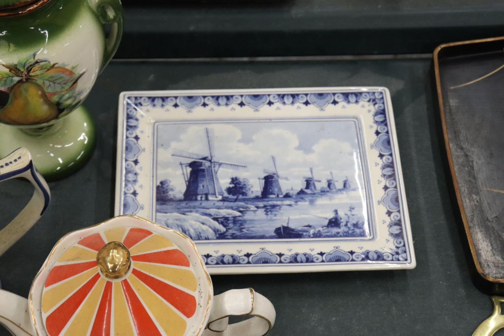 A MIXED LOT TO INCLUDE SADLER TEAPOTS, LIMOGES HANDPAINTED HINGED EGG TRINKET, DELFT BLUE TANKARD, - Image 6 of 12