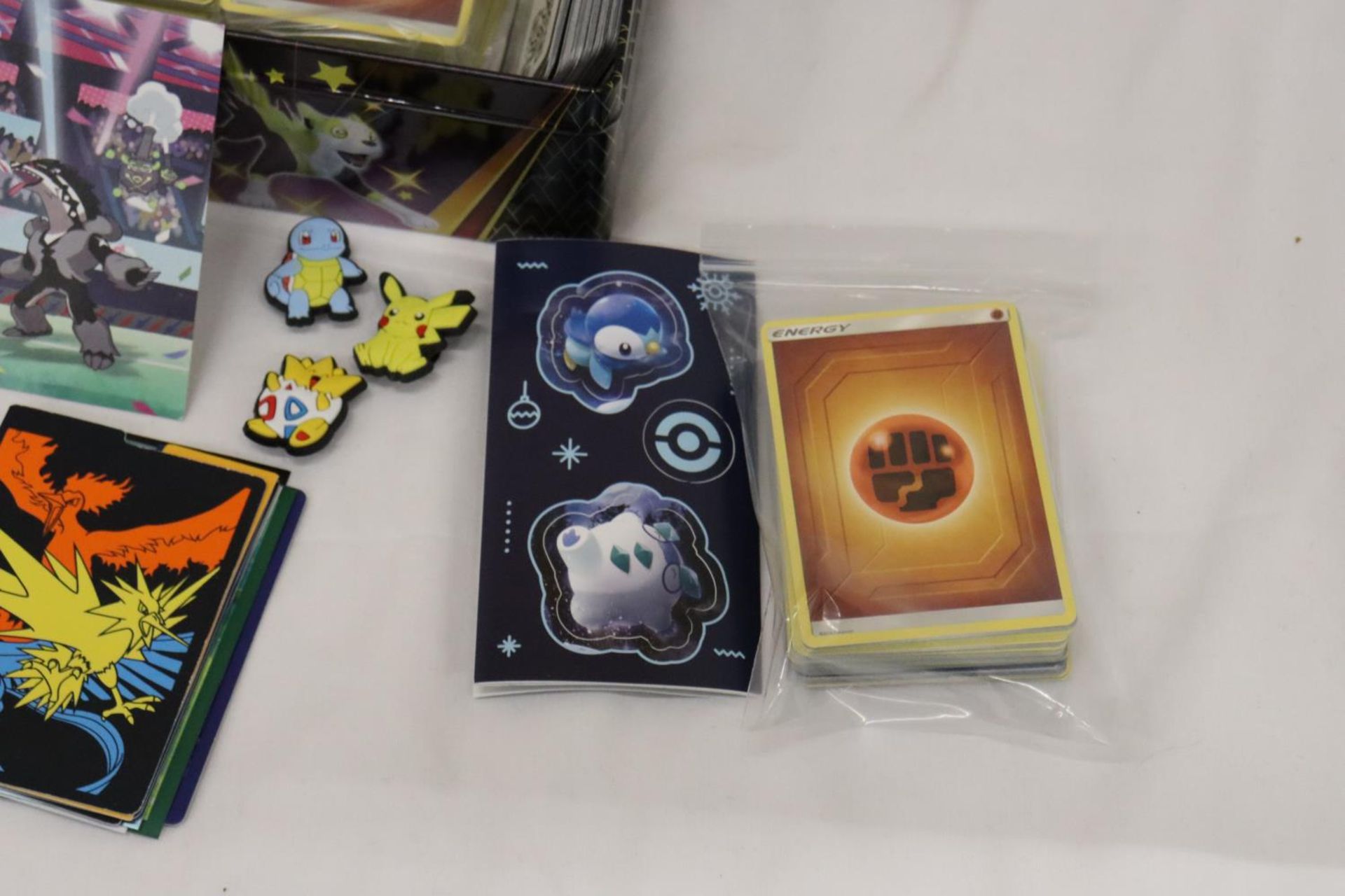 A POKEMON COLLECTORS TIN FULL OF CARDS, DIVIDERS AND EXTRAS - Image 5 of 6