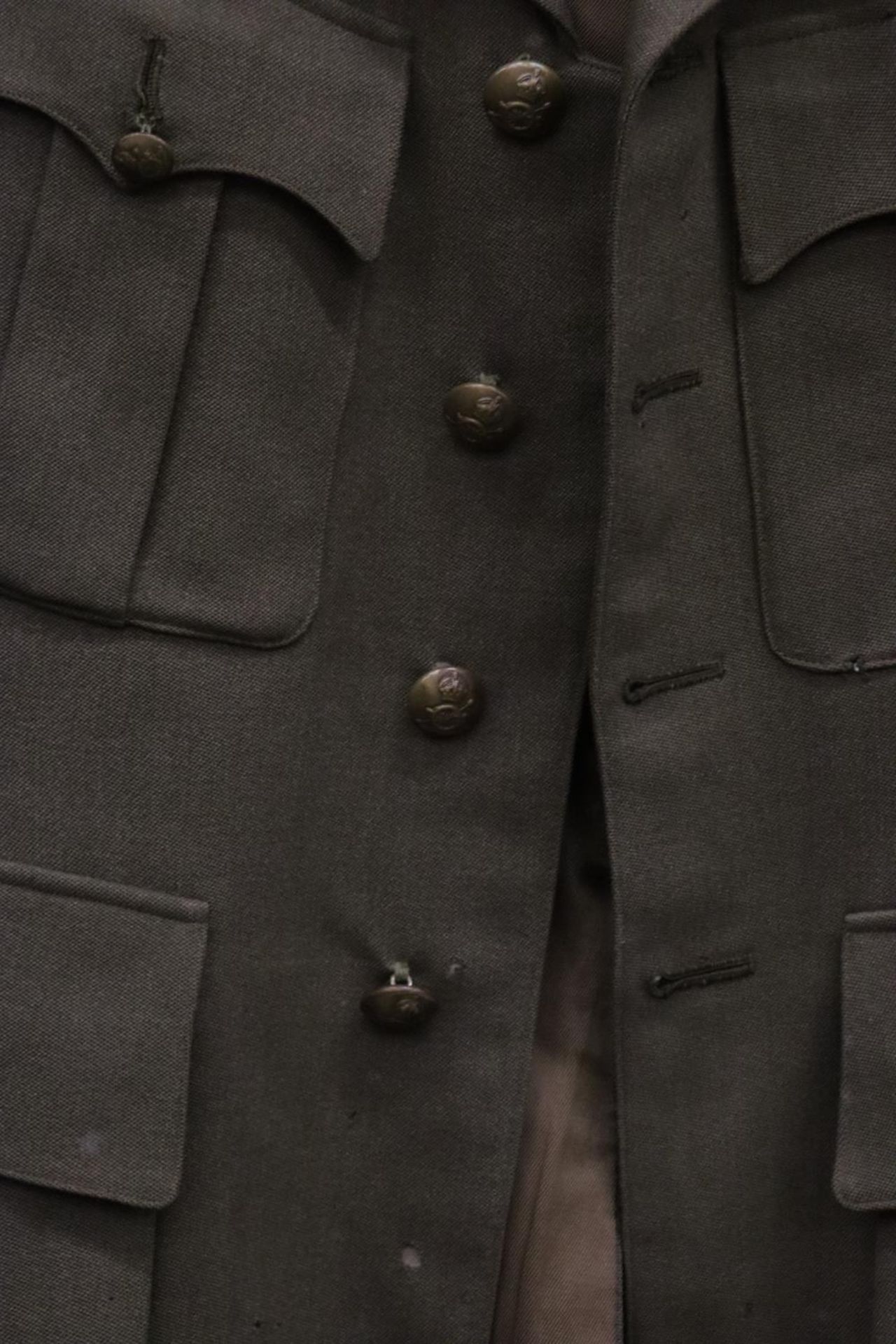 A ROYAL ARTILLERY MAJOR'S JACKET WITH SECOND WORLD WAR MEDAL RIBBONS - Image 5 of 6