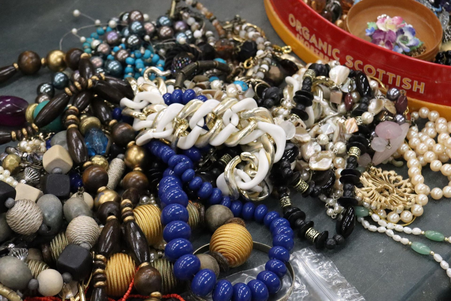 A LARGE QUANTITY OF COSTUME JEWELLERY TO INCLUDE BEADS, NECKLACES, BROOCHES, EARRINGS, ETC - Image 4 of 11