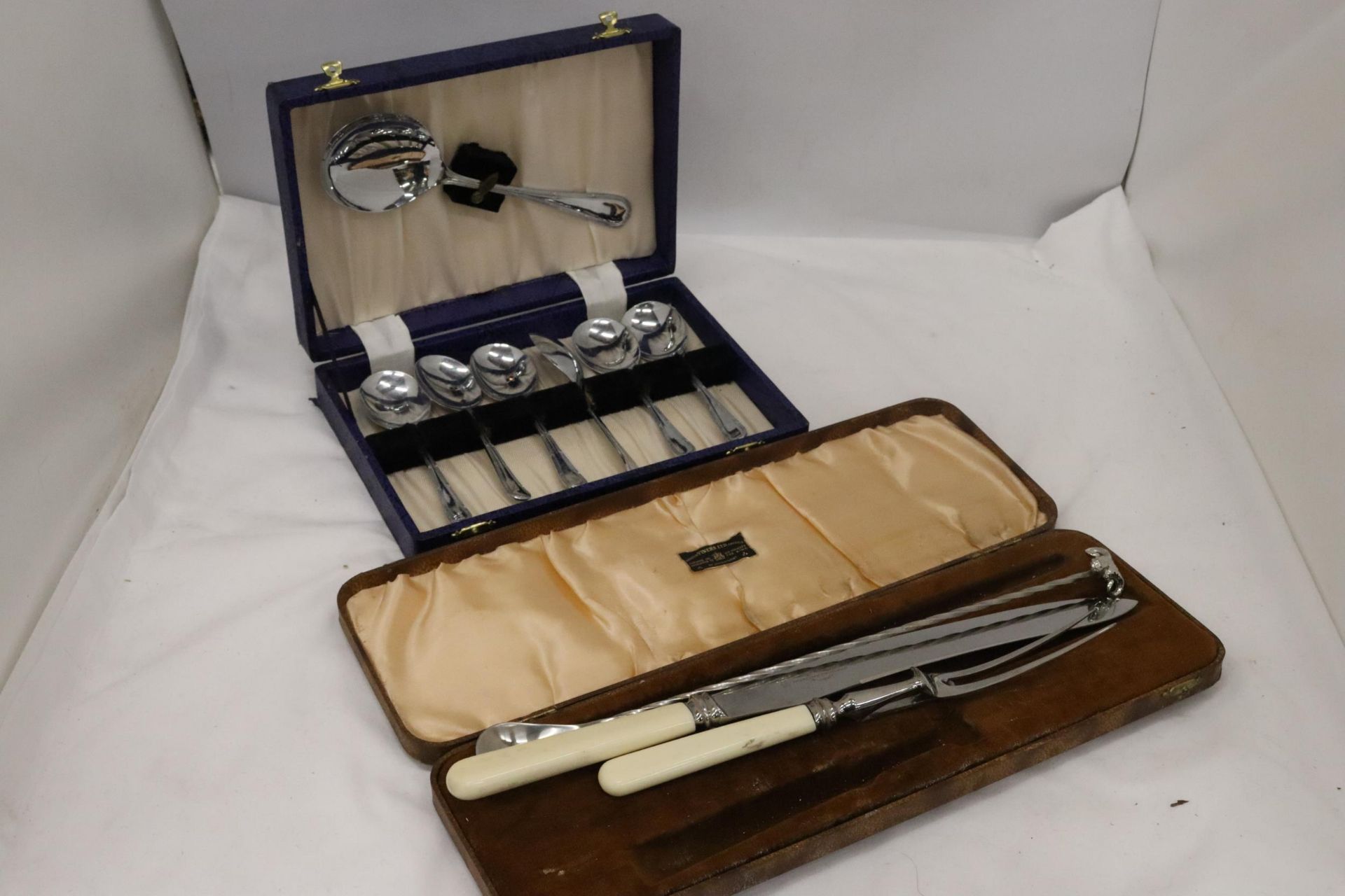 TWO VINTAGE BOXED SETS OF FLATWARE TO INCLUDE DESSERT SPOONS AND A CARVING SET