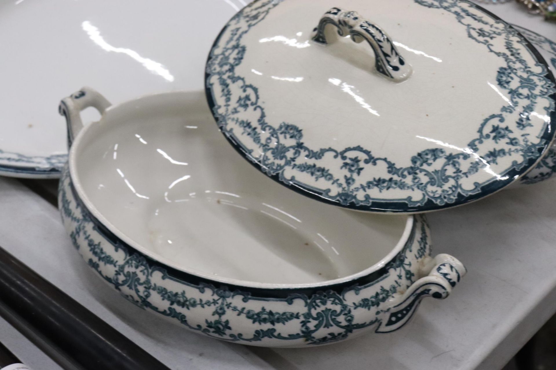 FIVE LARGE PIECES OF VINTAGE STAFFORDSHIRE 'LOUVRE' PATTERN DINNERWARE TO INCLUDE TWO LIDDED SERVING - Image 4 of 7