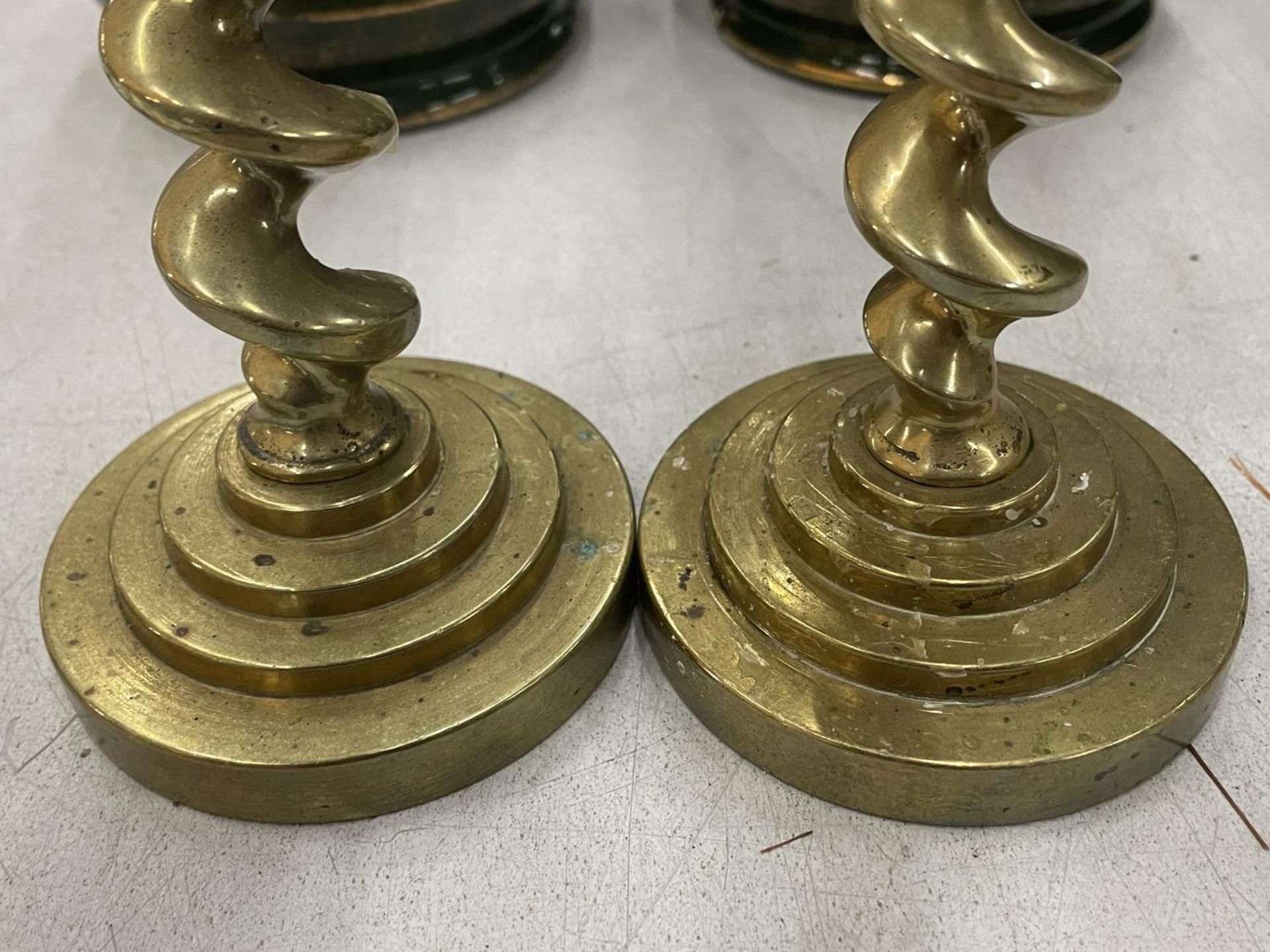 A PAIR OF HEAVY VINTAGE BRASS CANDLESTICKS WITH BARLEY TWIST STEMS, HEIGHT 23CM - Image 2 of 3