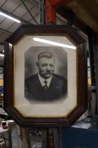 A VINTAGE PHOTOGRAPHIC PRINT OF A MAN, IN A MAHOGANY OCTAGONAL FRAME