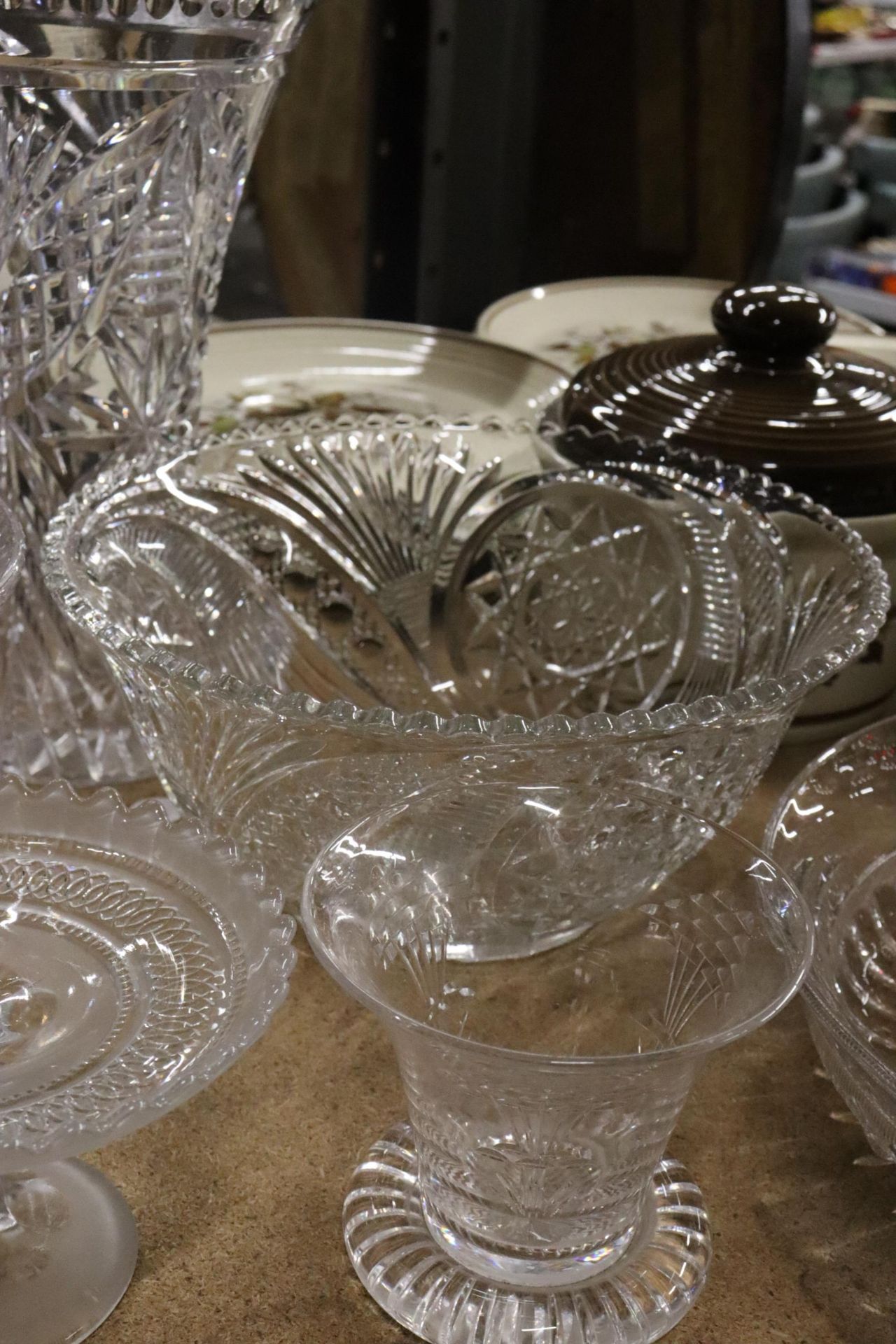 A QUANTITY OF GLASSWARE TO INCLUDE VASES, BOWLS, ETC - 7 PIECES IN TOTAL - Image 6 of 8