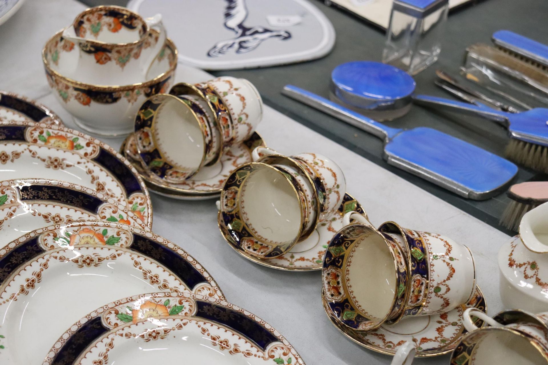A LARGE QUANTITY OF MONA IMARI PATTERN TO INCLUDE TUREENS, DINNER PLATES, SIDE PLATES, CUPS, - Image 9 of 14