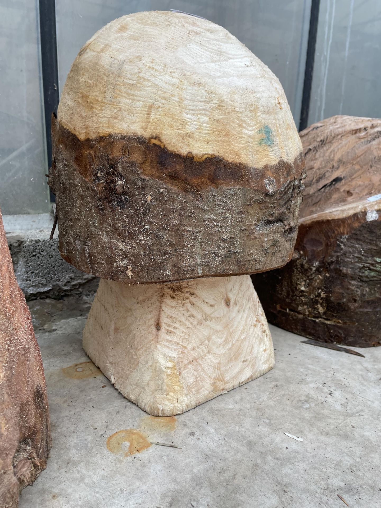 A TAODSTOOL CHANISAW CARVING (H:43CM) - Bild 2 aus 3