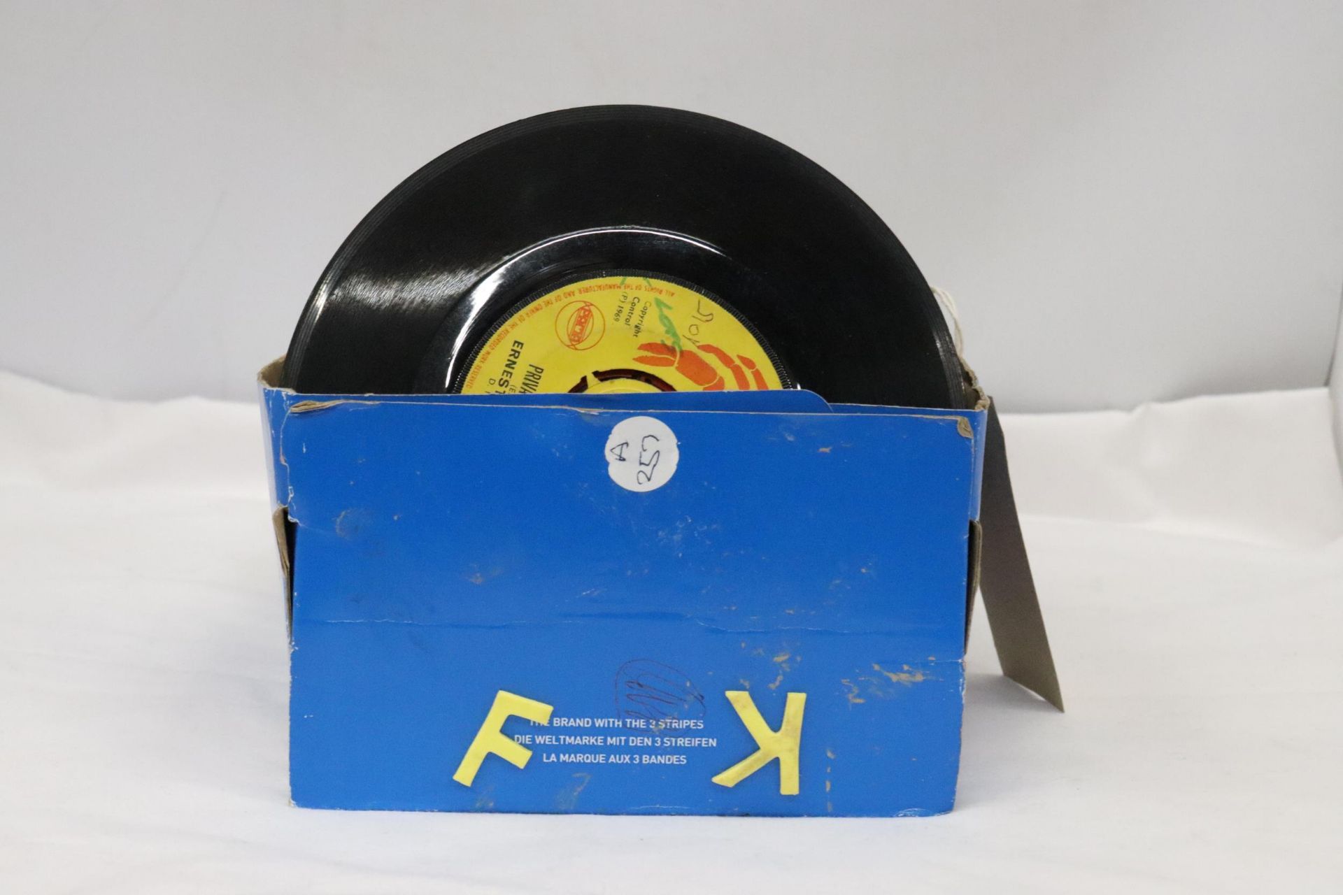 A COLLECTION OF 1960'S AND 70'S VINYL SINGLE RECORDS TO INCLUDE REGGAE, THE SEX PISTOLS, ELVIS - Image 6 of 6