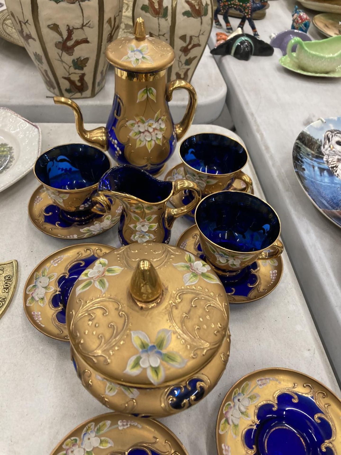 A COLLECTION OF BOHEMIAN BLUE GLASSWARE WITH GILT AND FLORAL PATTERN TO INCLUDE A SMALL COFFEE - Image 2 of 4
