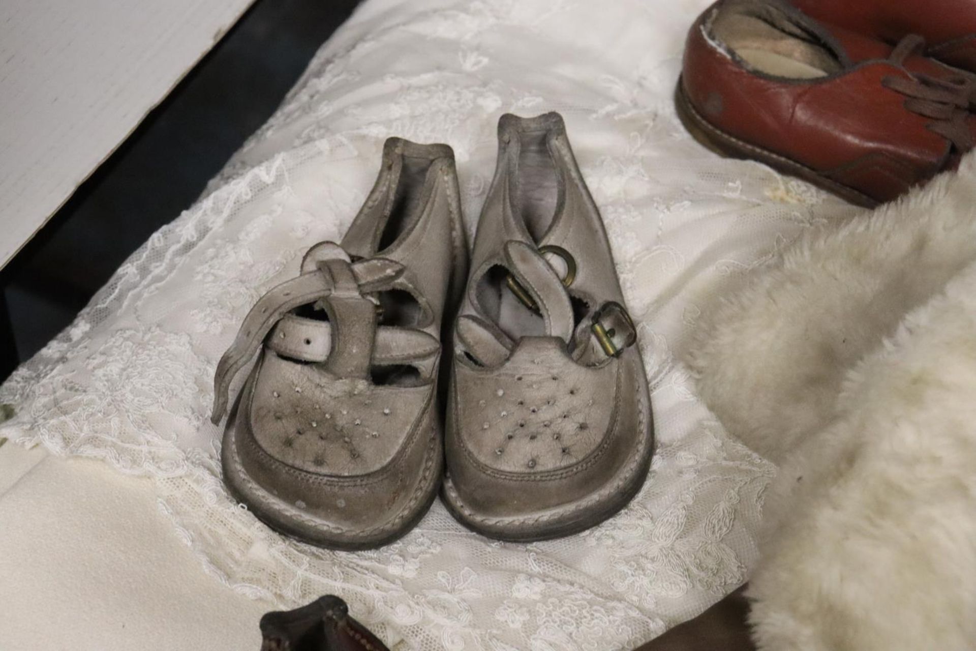 A QUANTITY OF VINTAGE CHILDREN'S CLOTHES AND SHOES - Image 3 of 6