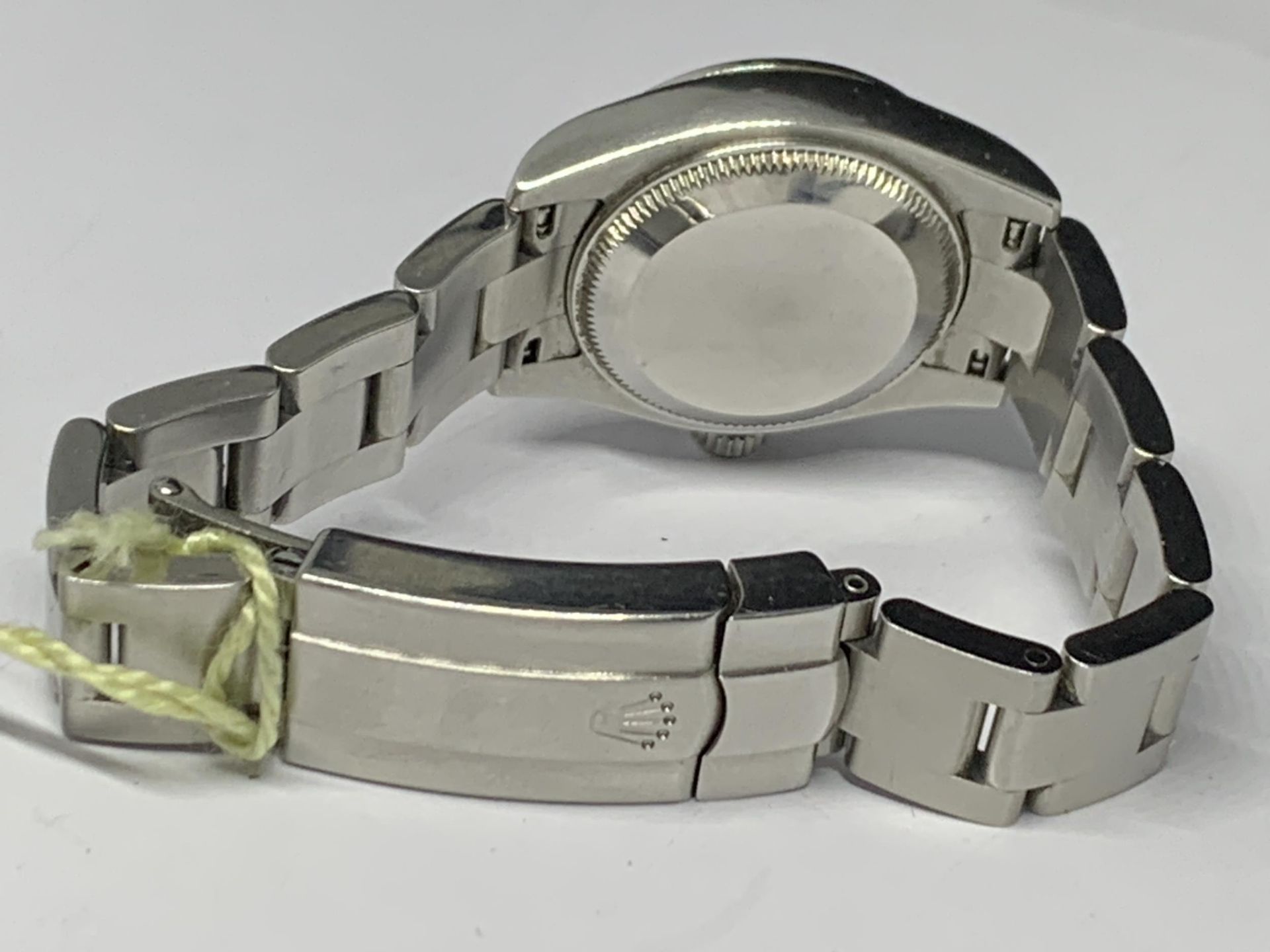 A ROLEX LADIES' DATEJUST WRISTWATCH, YEAR 2008, 26 MM STAINLESS STEEL, OYSTER BRACELET AND SILVER - Image 4 of 7