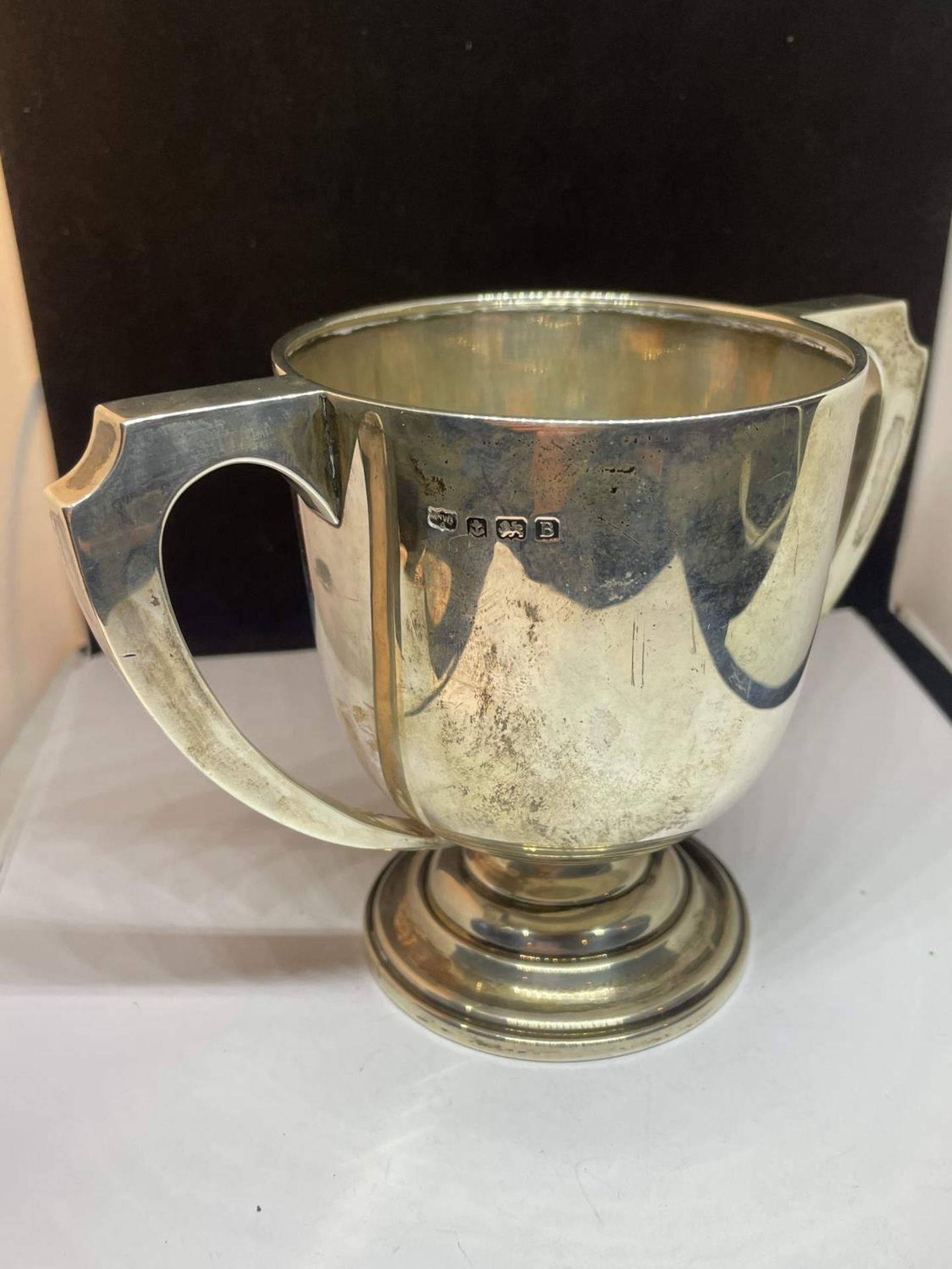 A HALLMARKED BIRMINGHAM SILVER TWIN HANDLED TROPHY FROM COVENTRY COLLEGE 1947 FOR JUVENILE JUMPING - Image 3 of 4