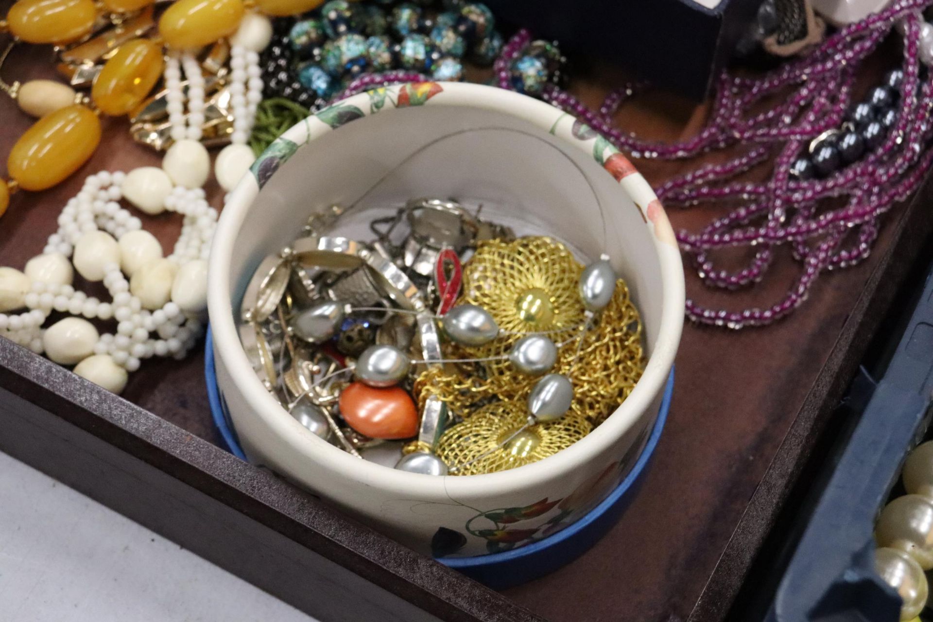 A LARGE QUANTITY OF COSTUME JEWELLERY TO INCLUDE AMBER STYLE BEADS, BANGLES, NECKLACES, BEADS, - Image 5 of 8